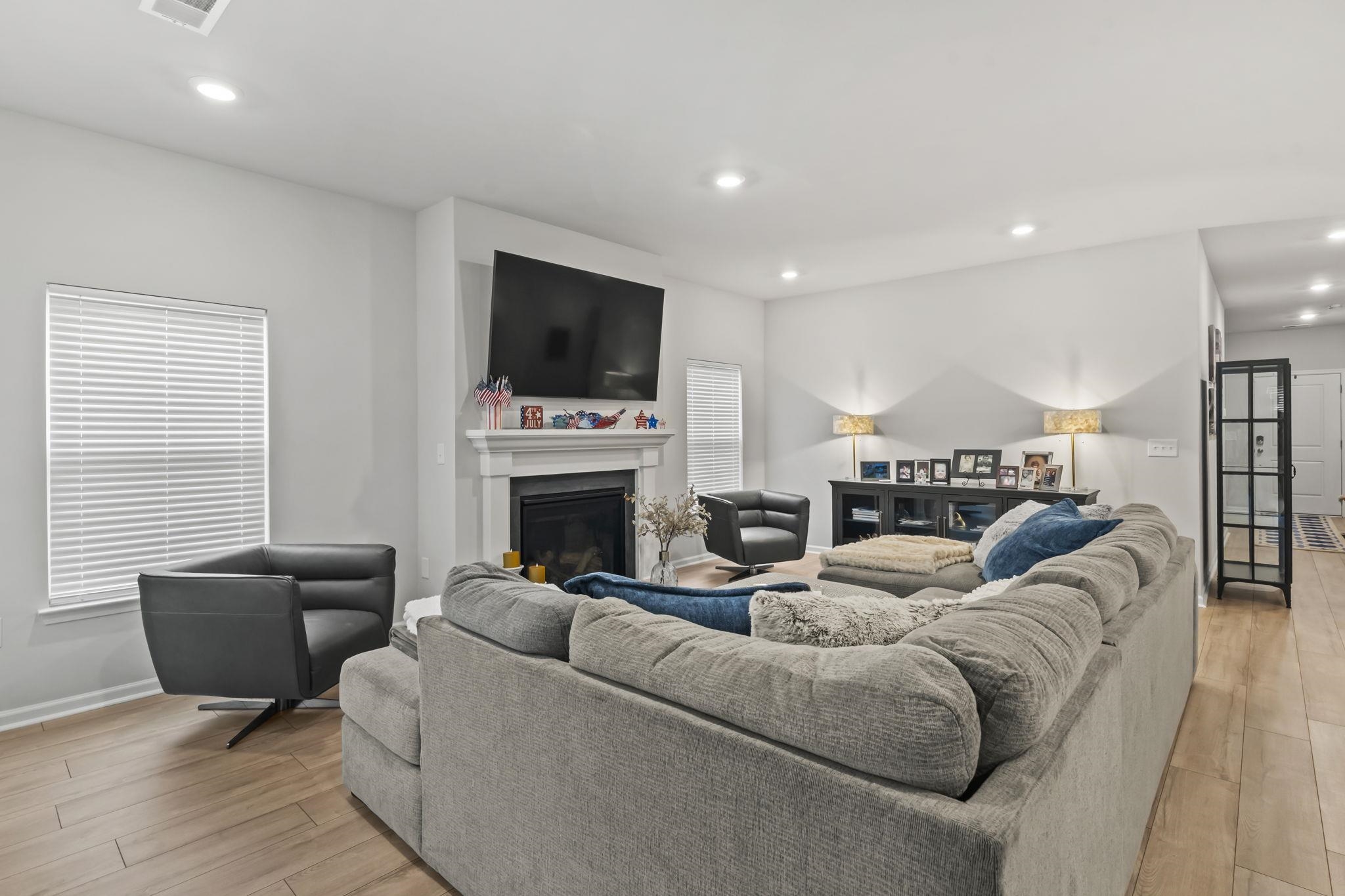 2070 Santa Maria St. Property Photo 15