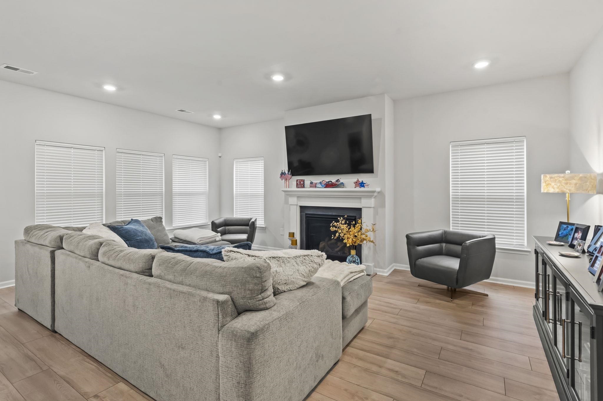 2070 Santa Maria St. Property Photo 18