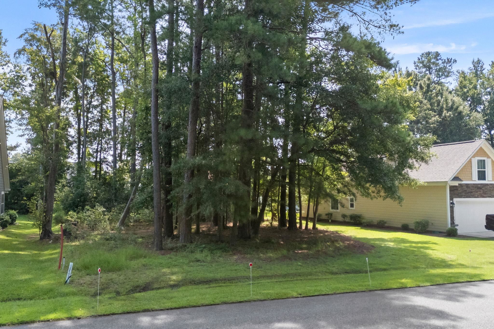 677 Shaftesbury Ln. Property Photo 3