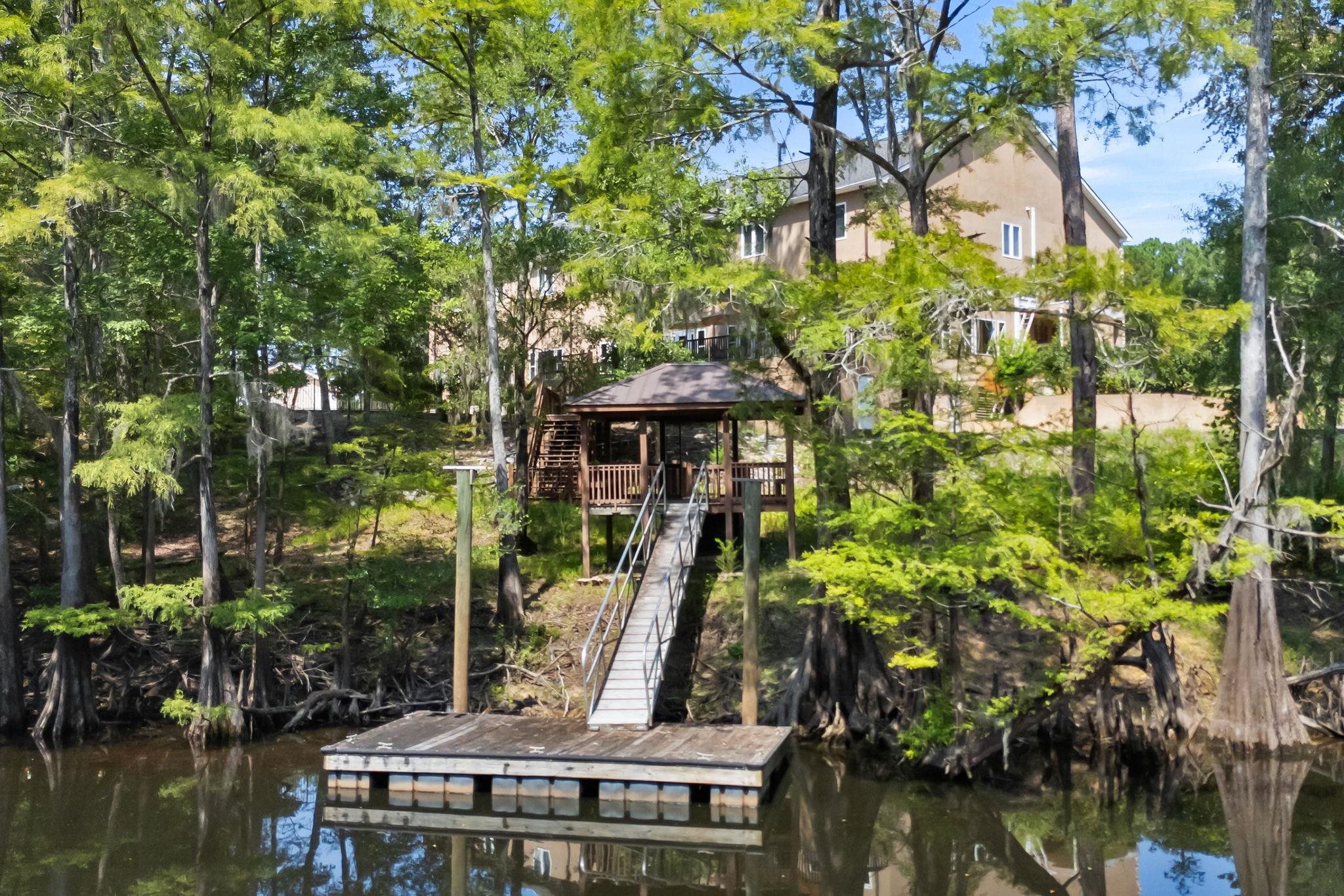 677 Shaftesbury Ln. Property Photo 40