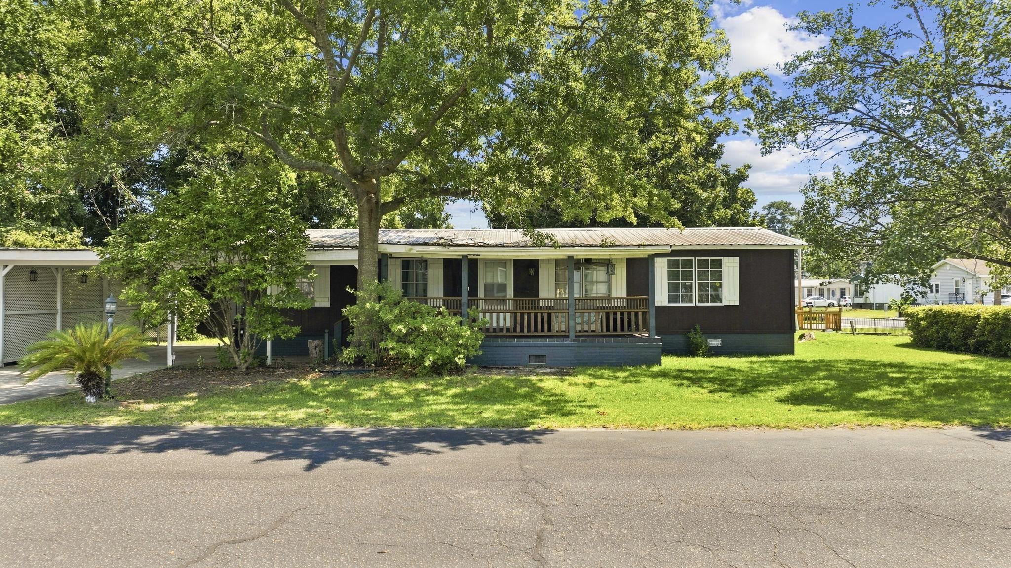 728 Garden Lake Dr. Property Photo 1