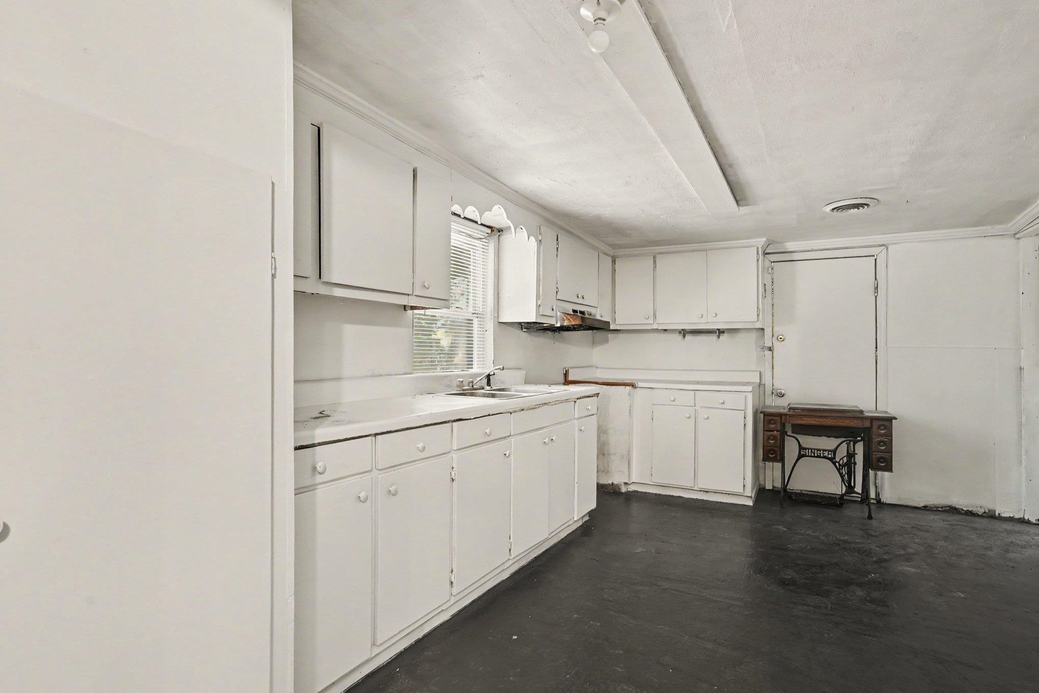 411 E Wine St. Property Photo 8