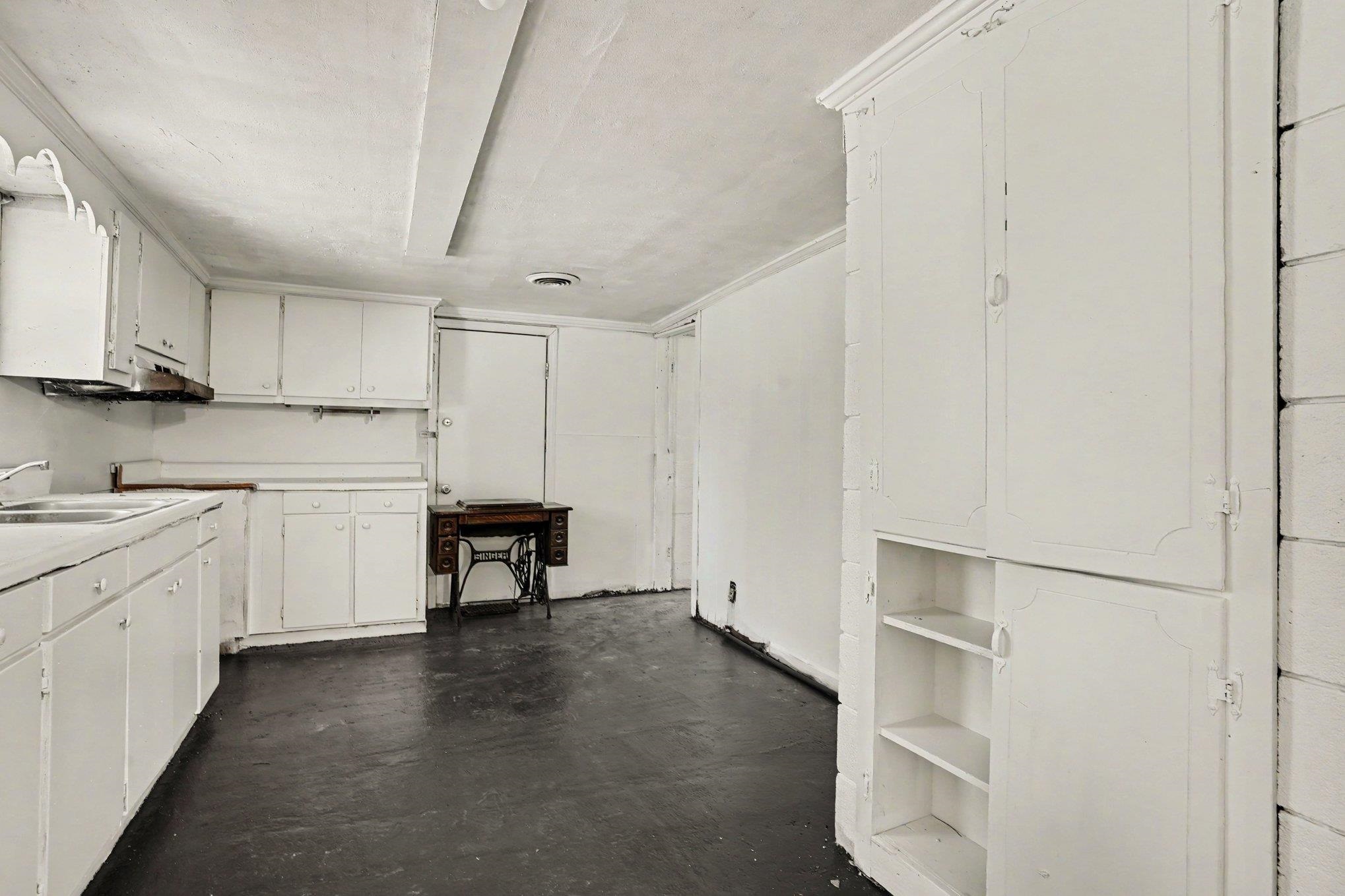 411 E Wine St. Property Photo 9