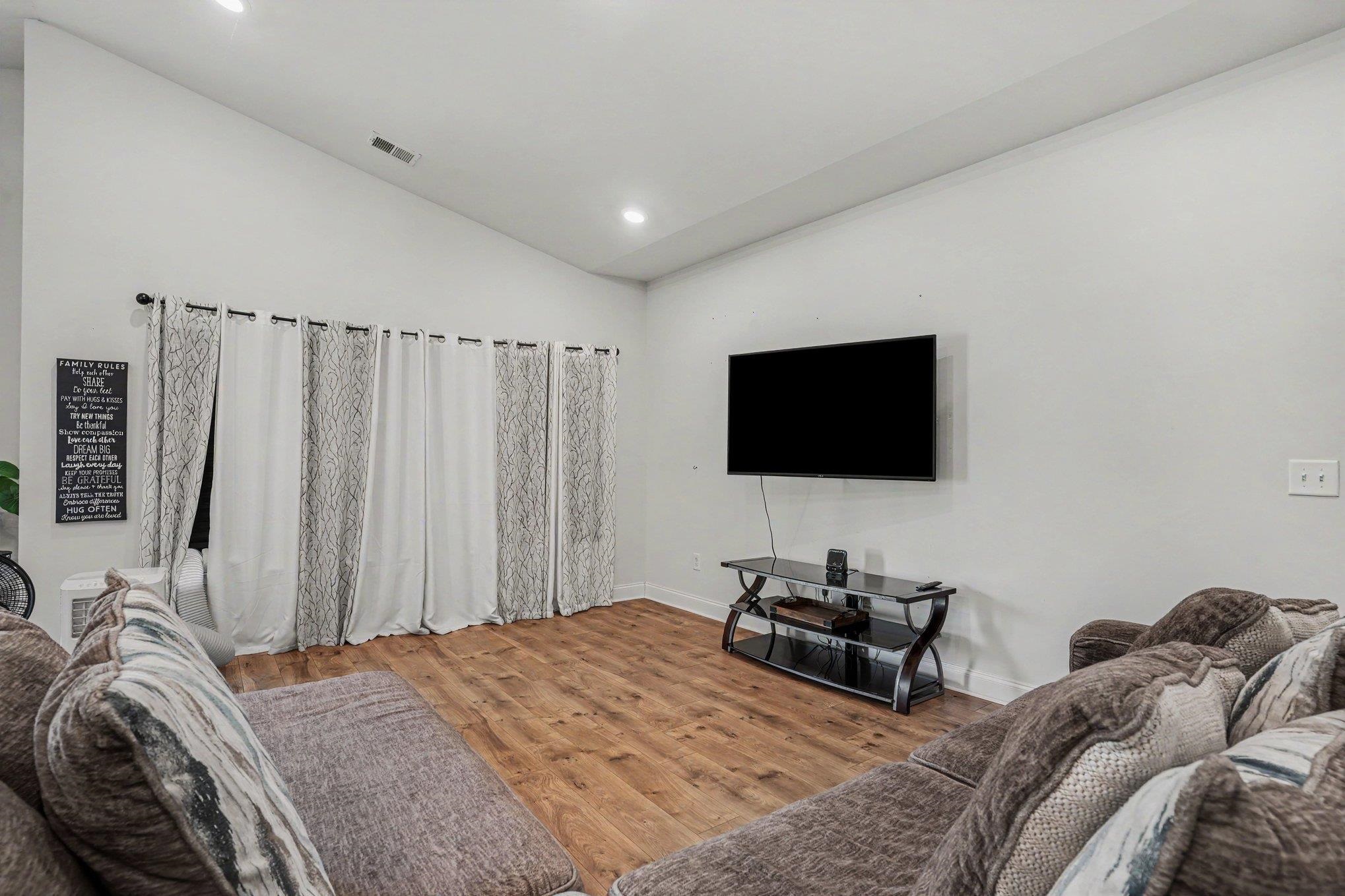 4467 Girvan Dr. Property Photo 9