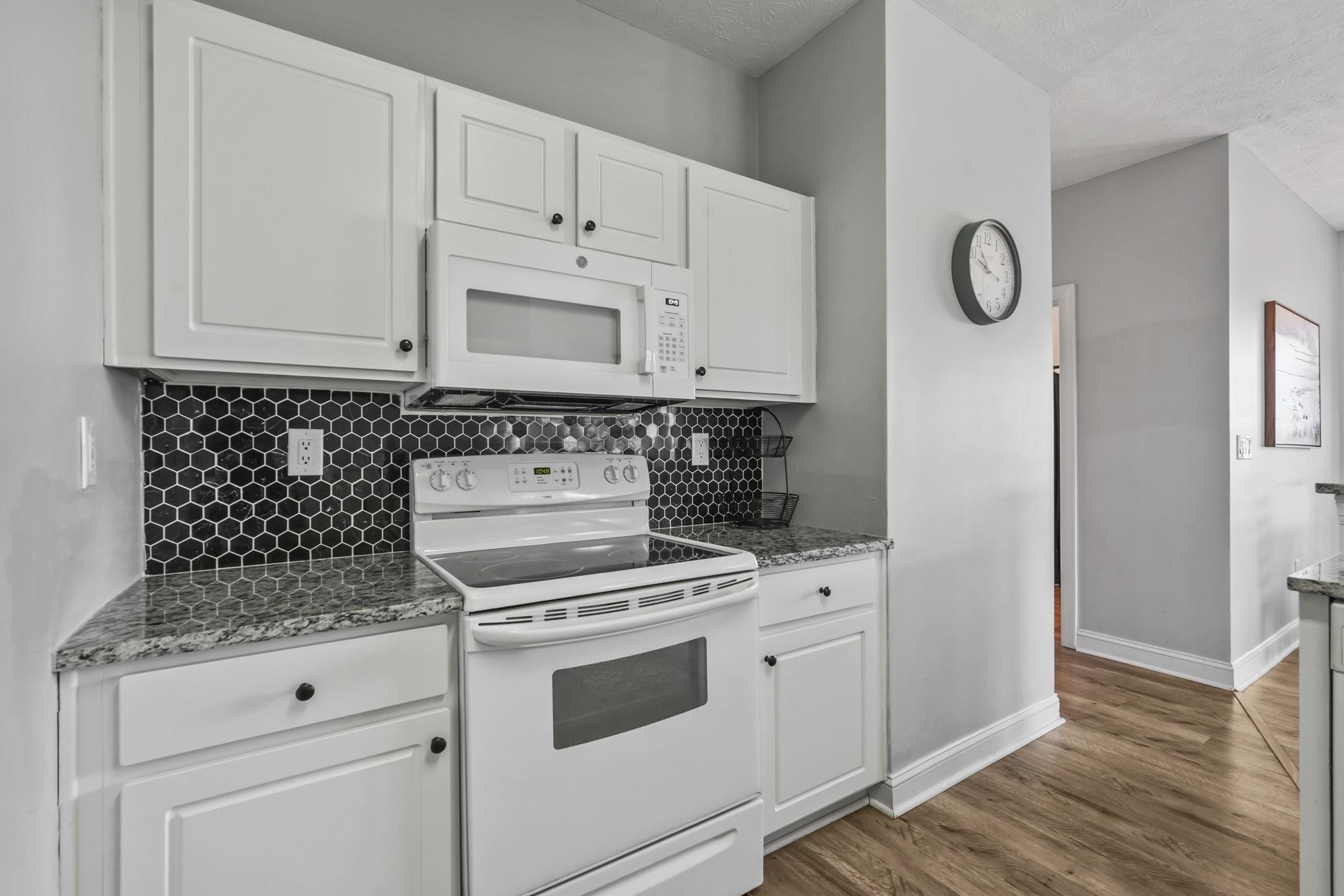 6000 Windsor Green Way Property Photo 6