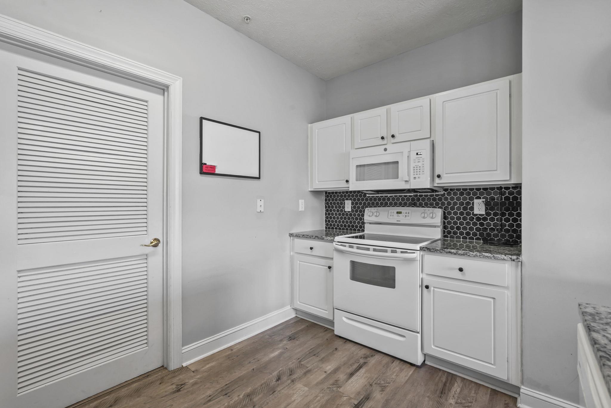 6000 Windsor Green Way Property Photo 10