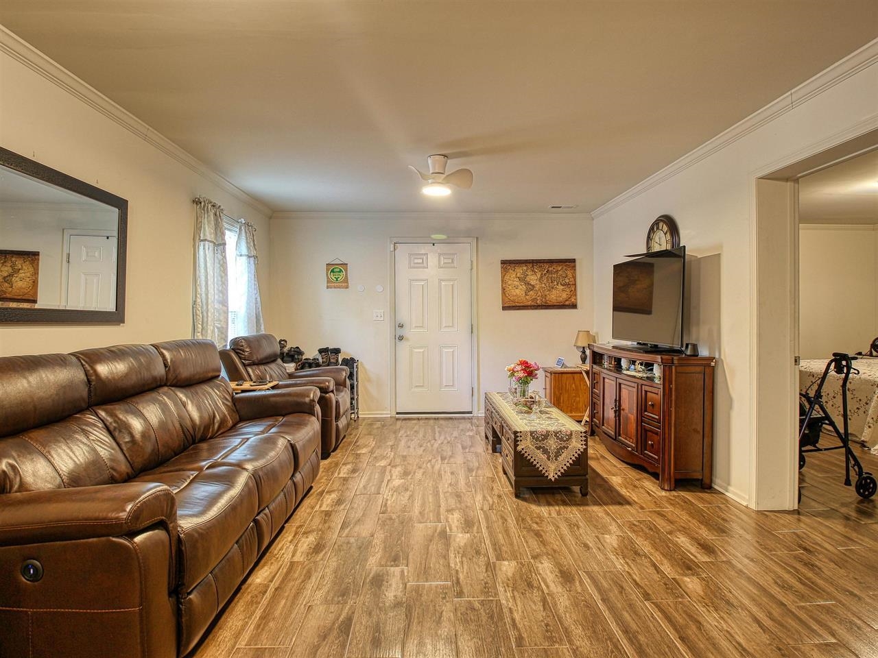 215 W James St. Property Photo 2