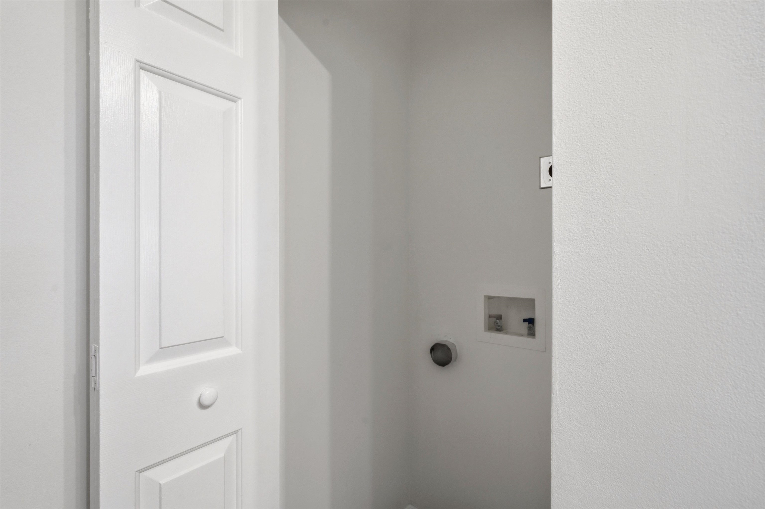 4239 Villas Dr. Property Photo 5