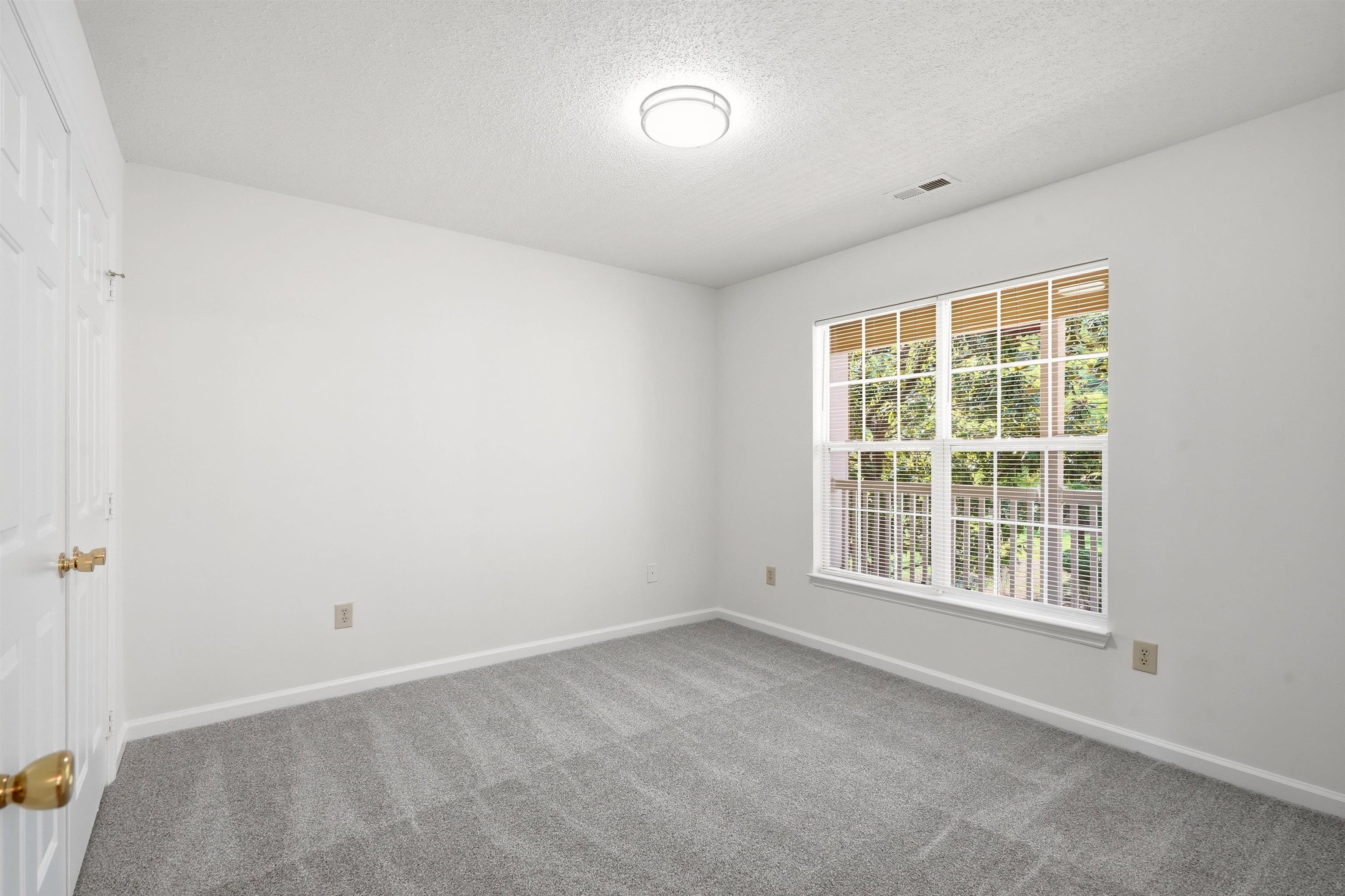4239 Villas Dr. Property Photo 6