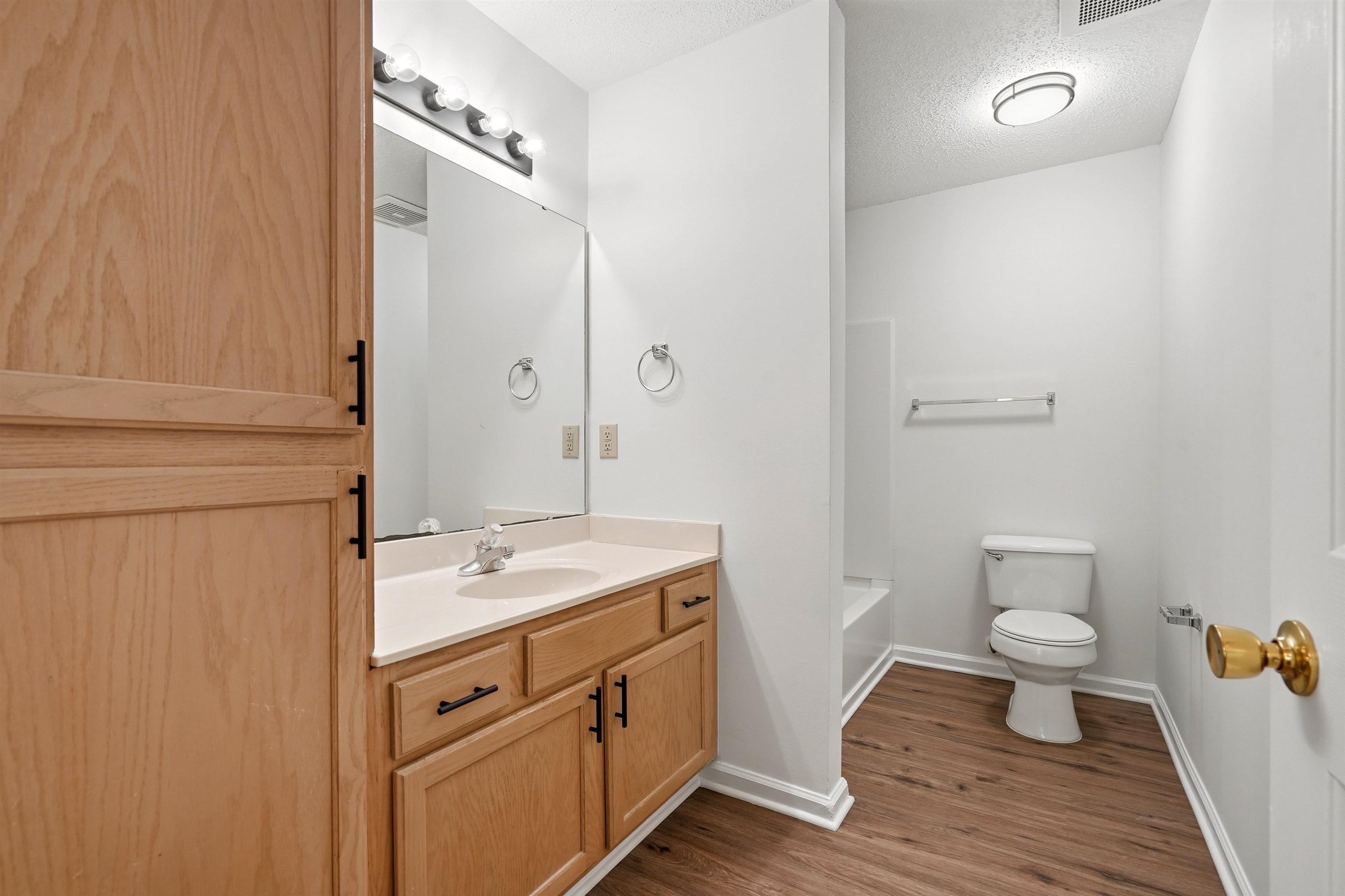 4239 Villas Dr. Property Photo 8