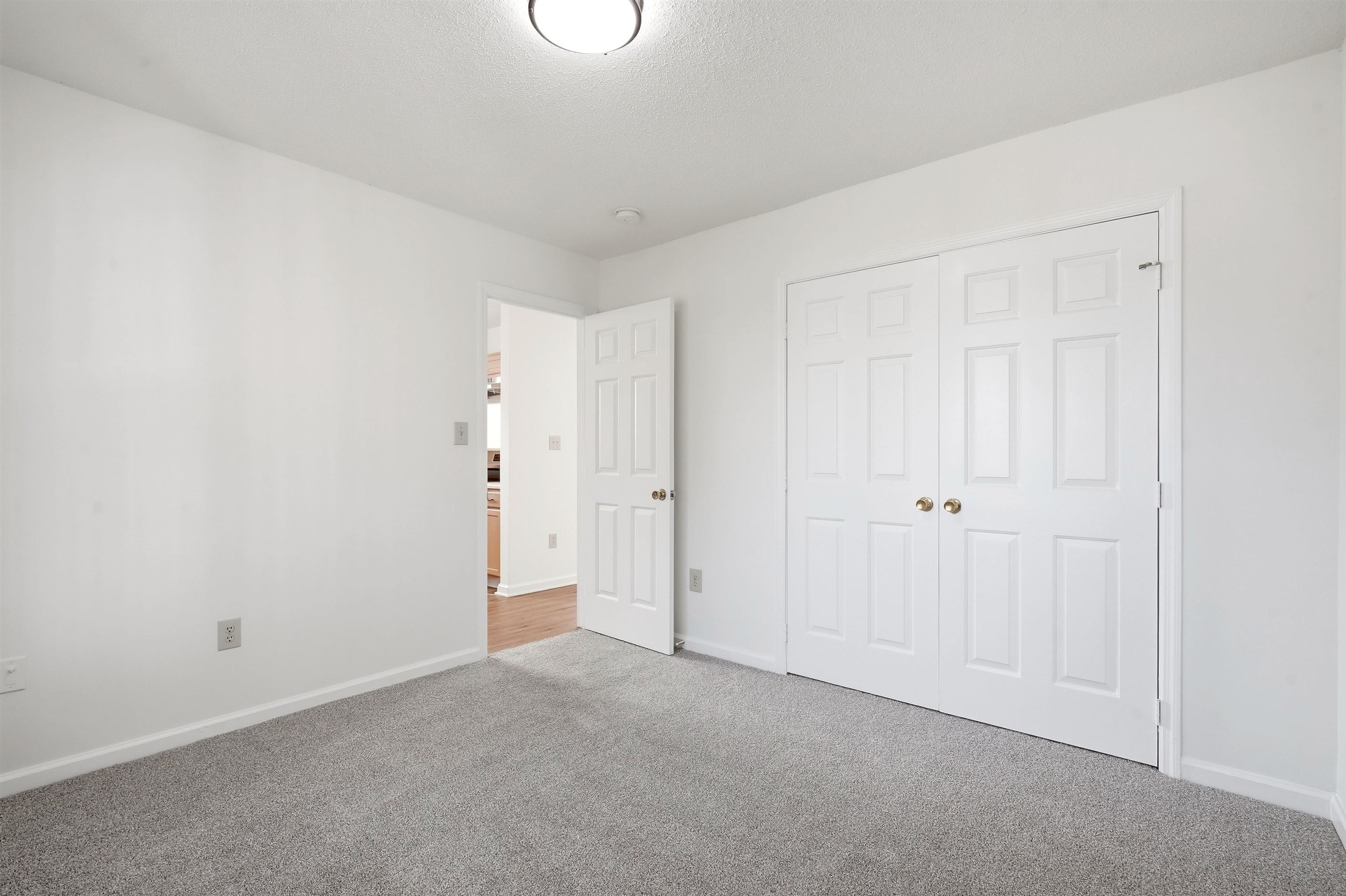 4254 Villas Dr. Property Photo 6