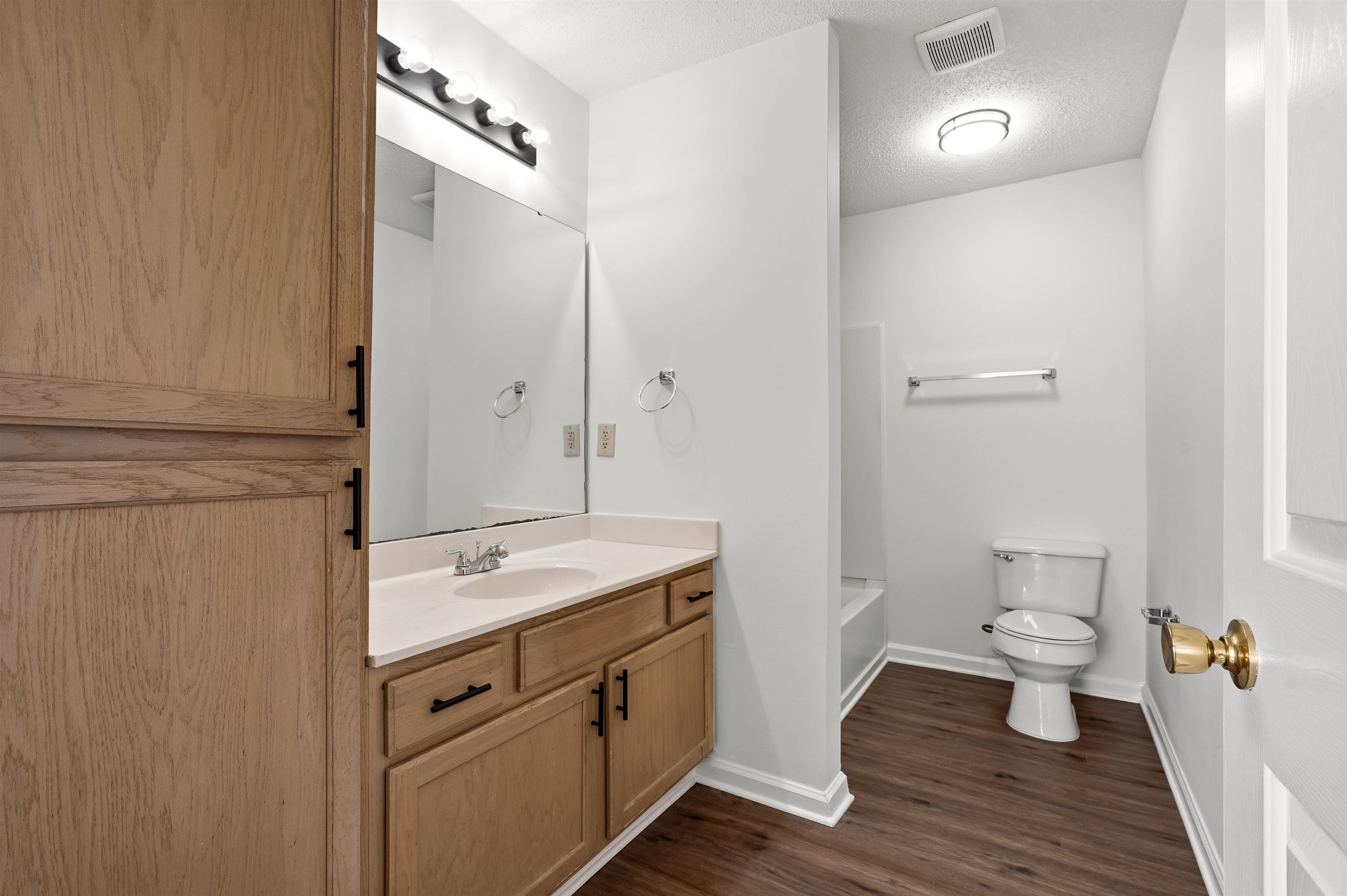 4254 Villas Dr. Property Photo 7