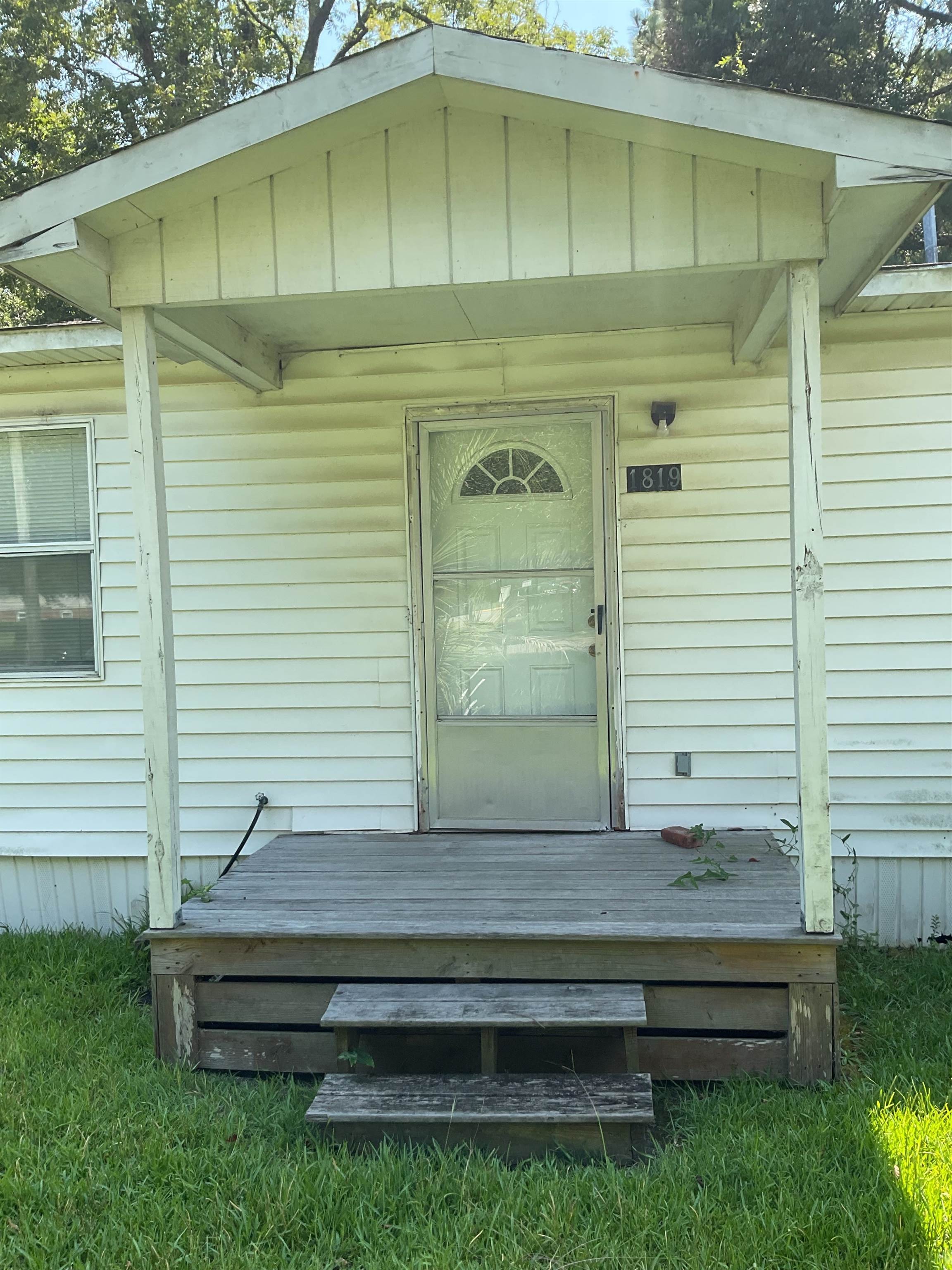 1819 Gilbert Ln. Property Photo 1