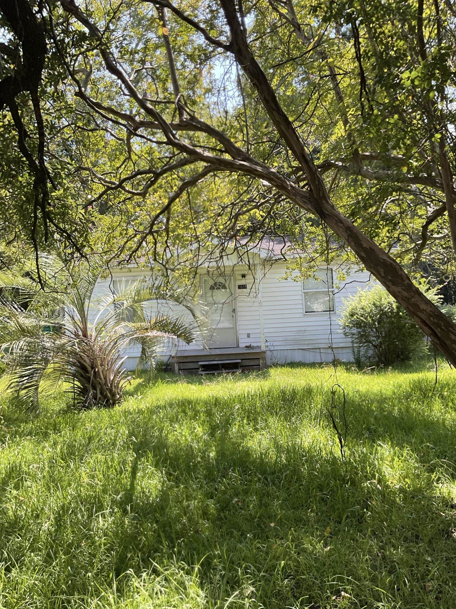 1819 Gilbert Ln. Property Photo 2