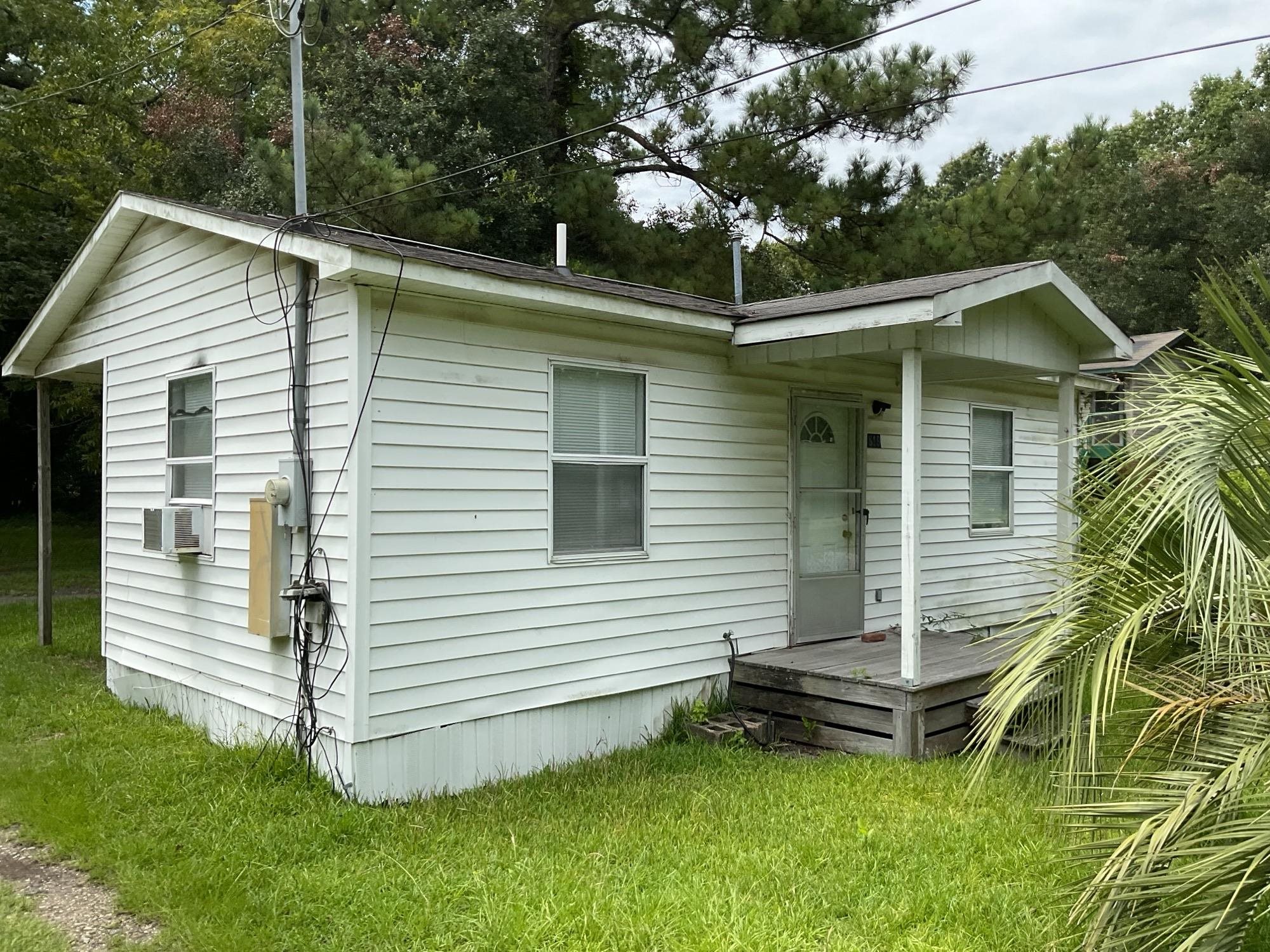 1819 Gilbert Ln. Property Photo 3
