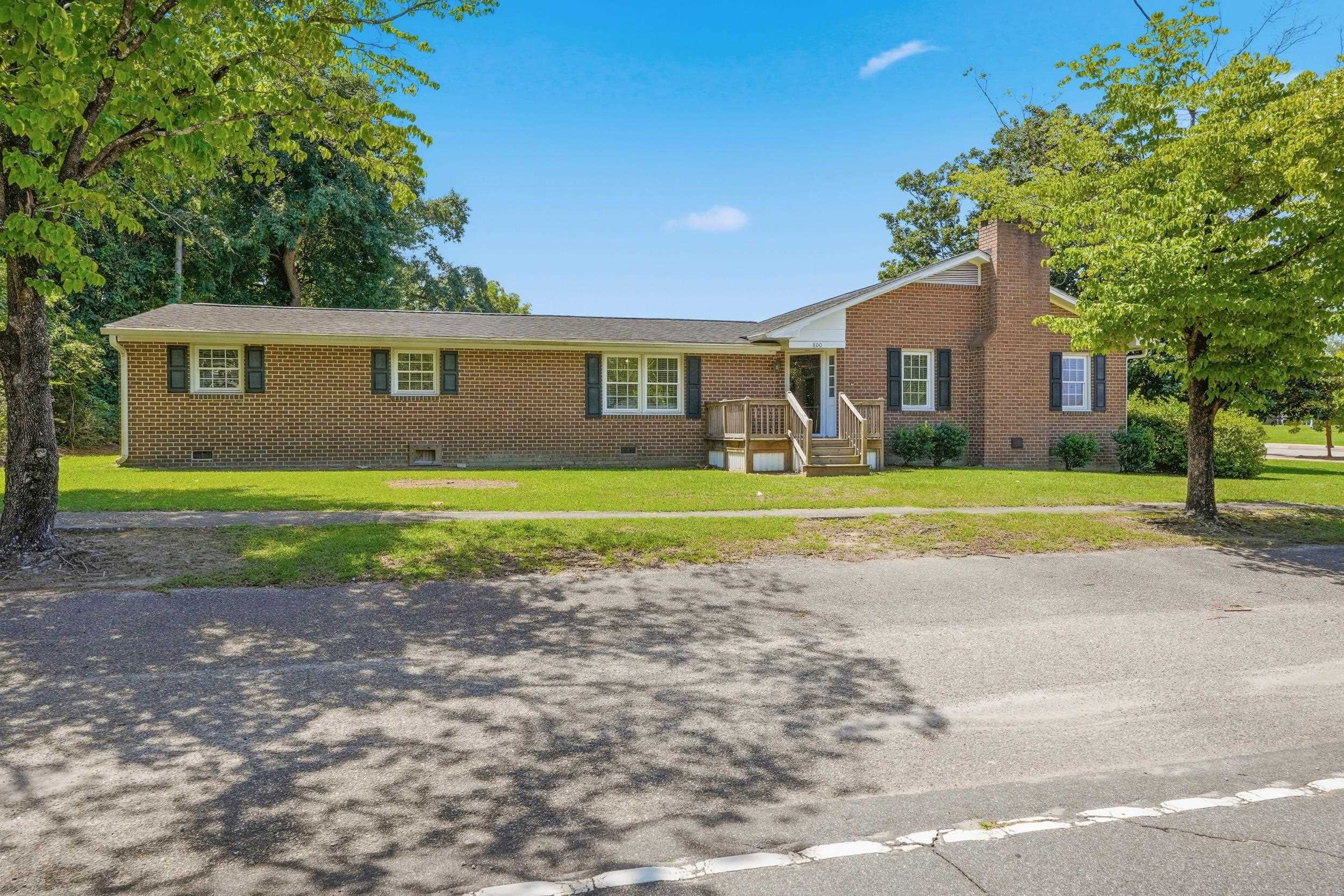 800 Elm St. Property Photo 1