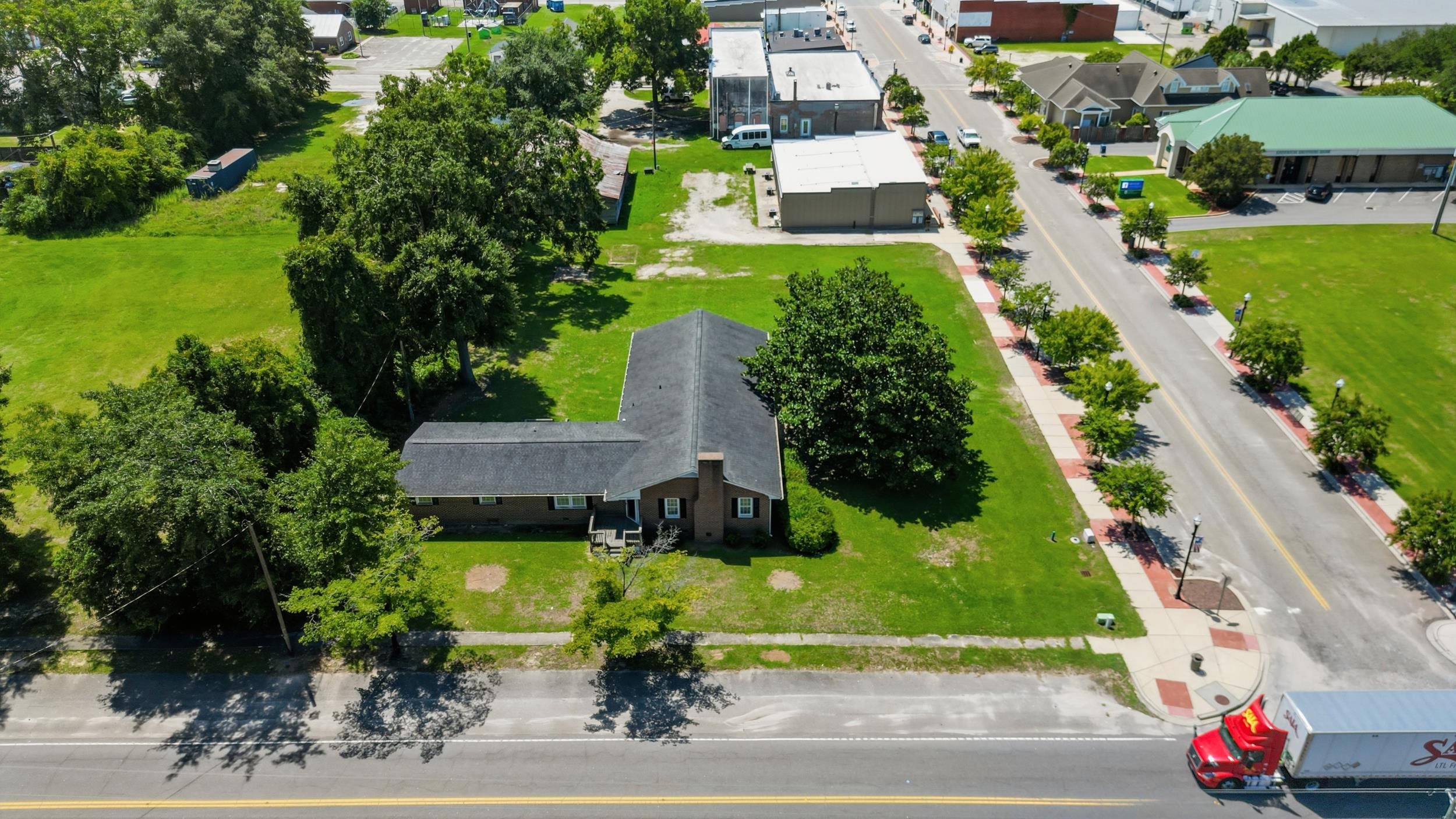 800 Elm St. Property Photo 3