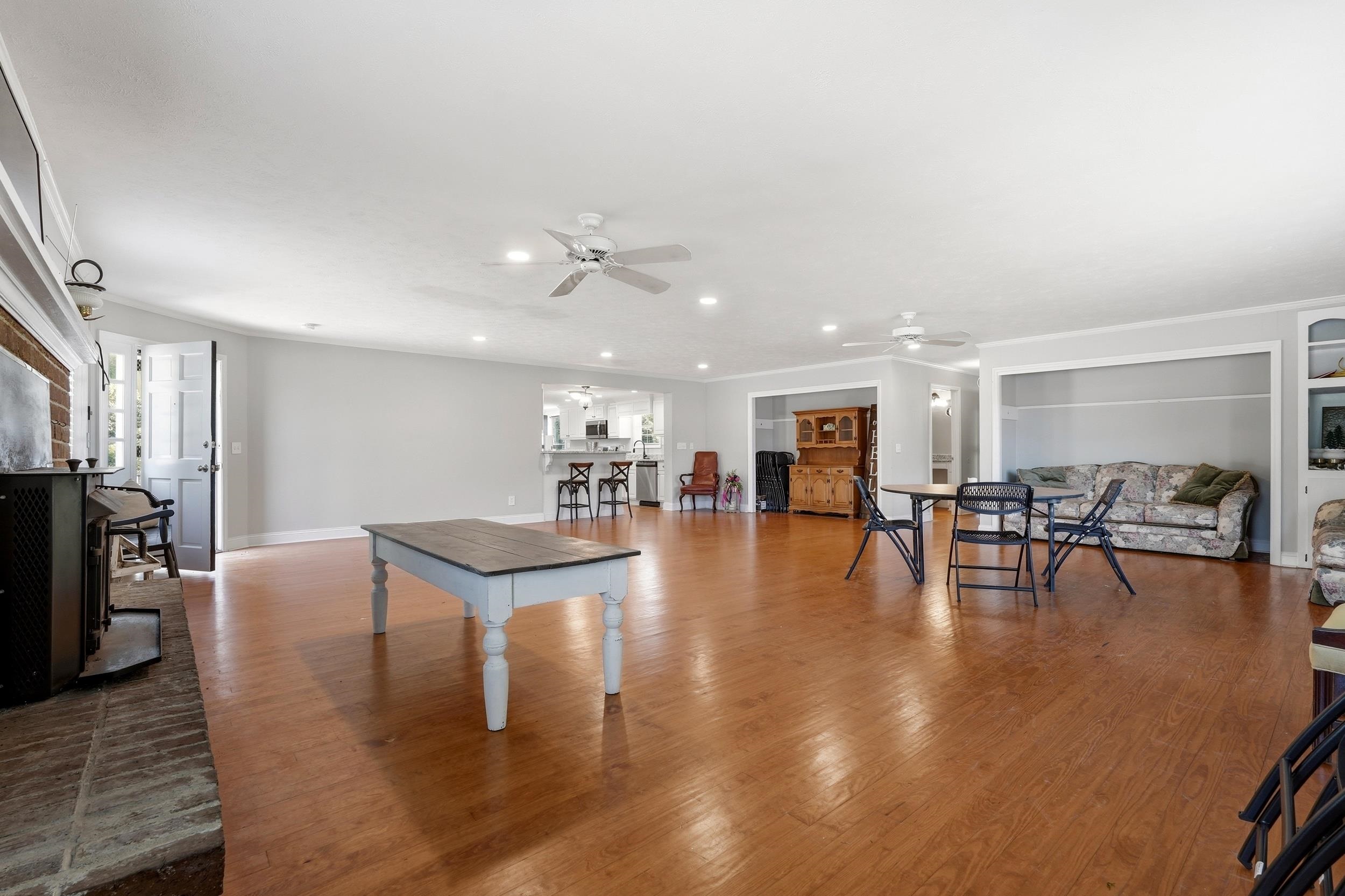 800 Elm St. Property Photo 8