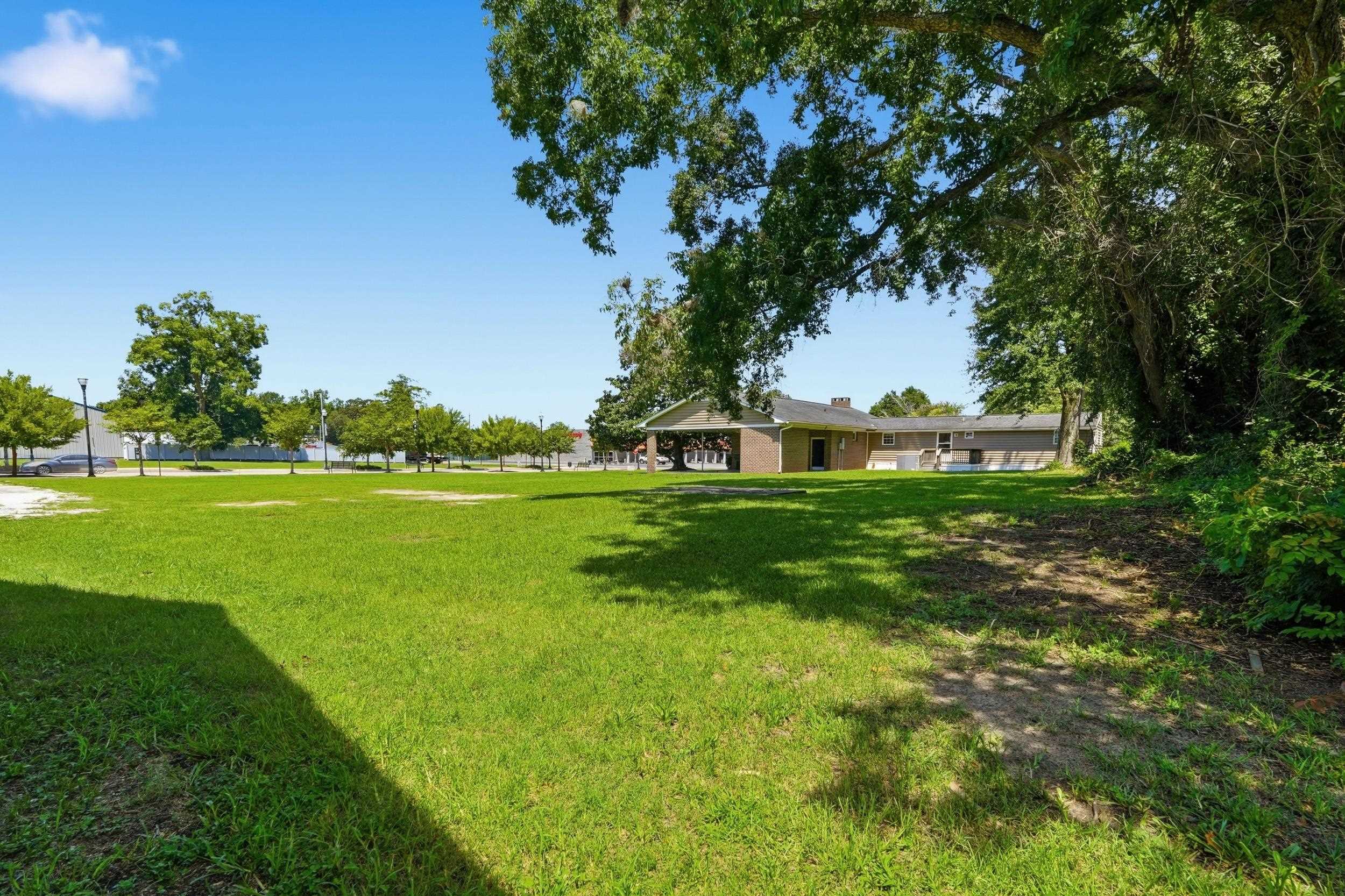 800 Elm St. Property Photo 32