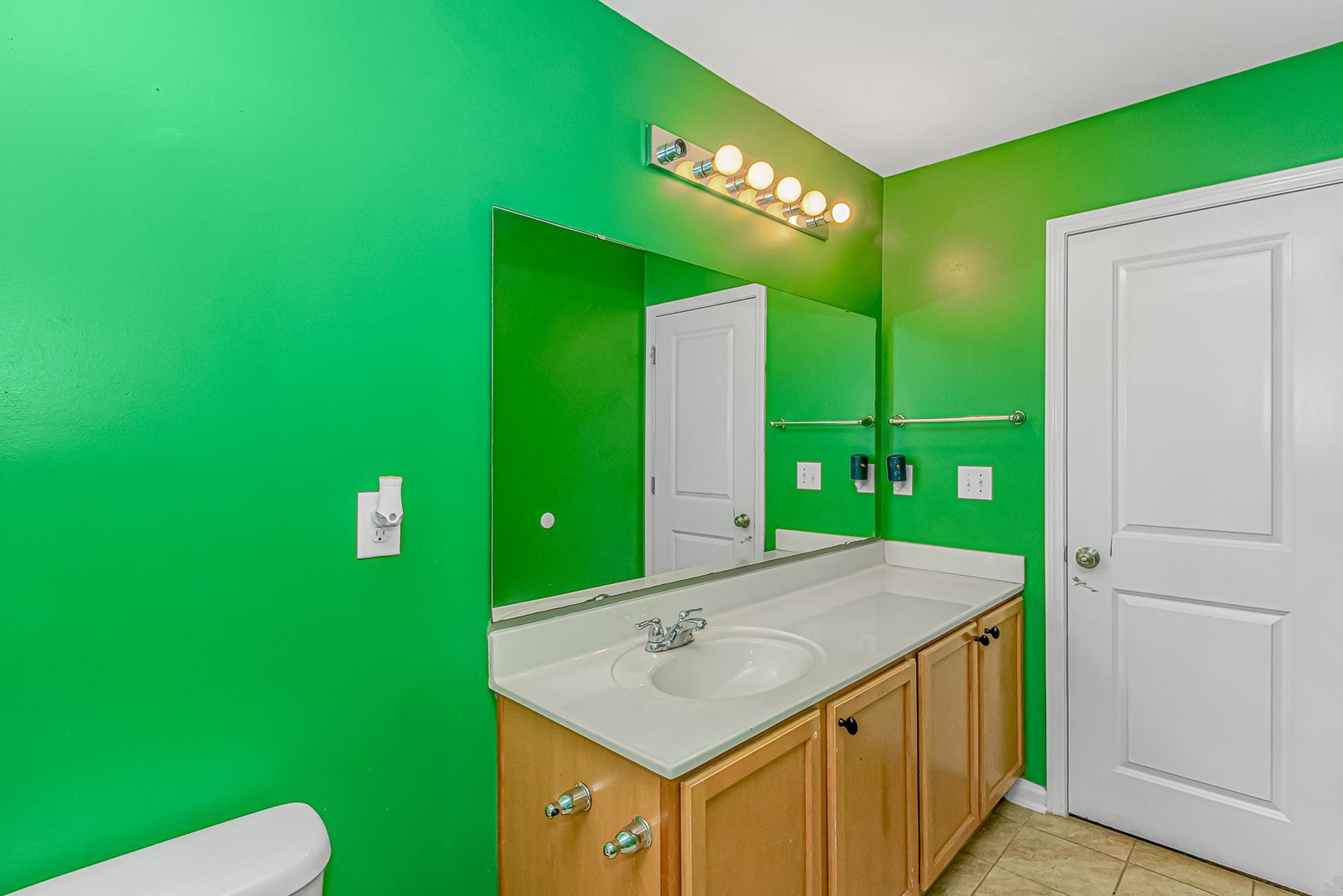 505 Oak Pond Ct. Property Photo 28