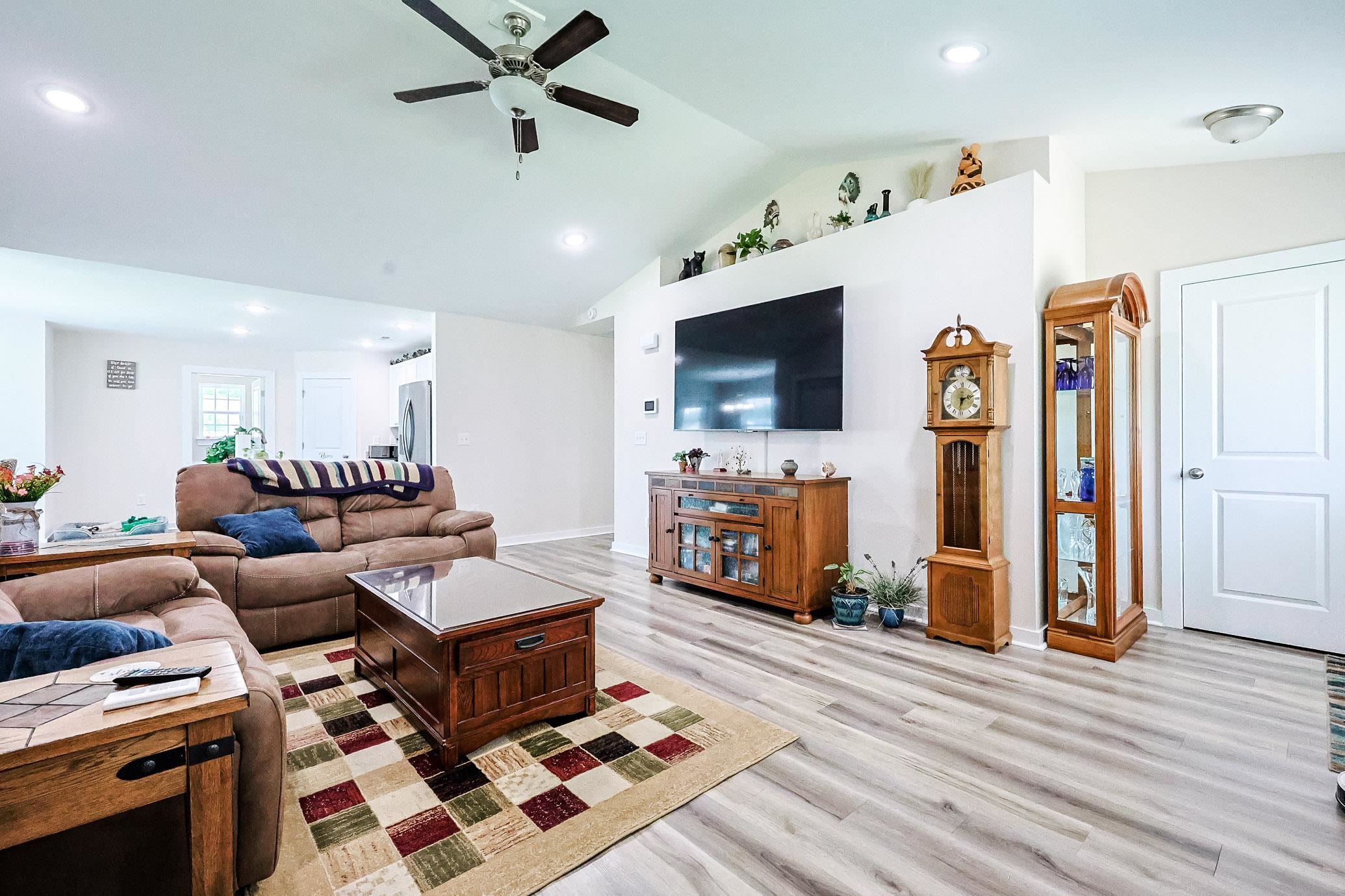 1403 Heirloom Dr. Property Photo 4