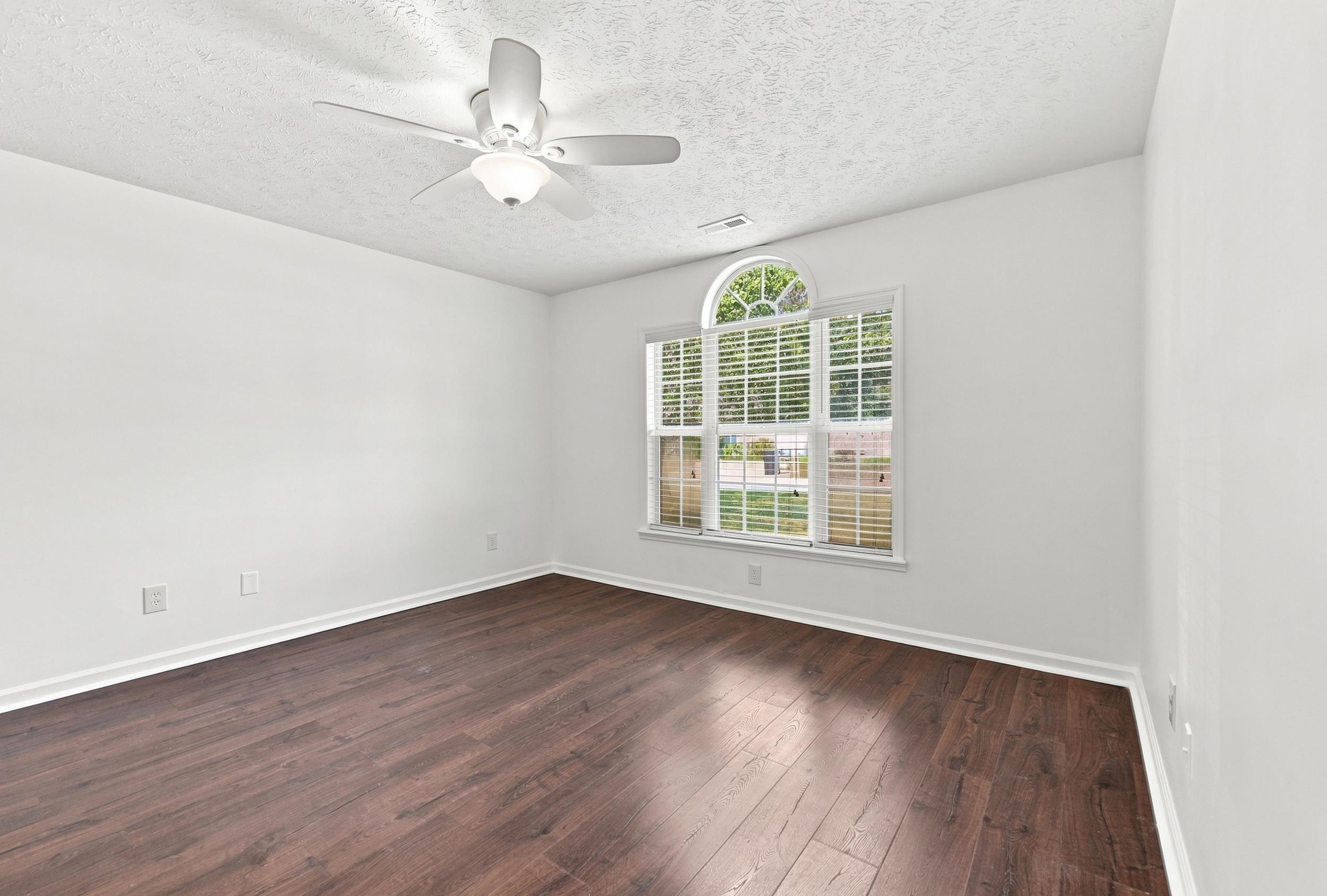 1057 Courtyard Dr. Property Photo 4