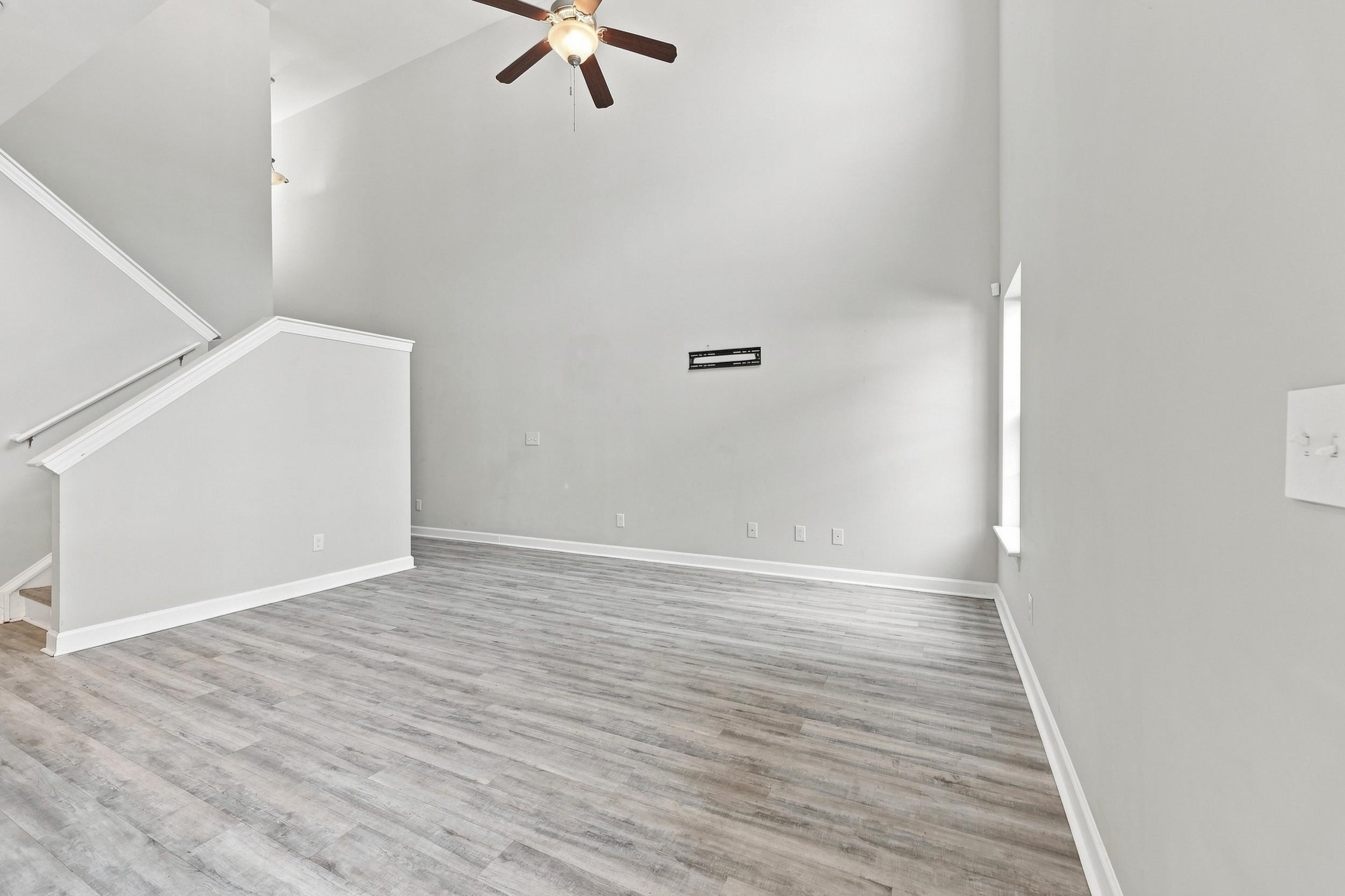1025 Fairway Ln. Property Photo 7