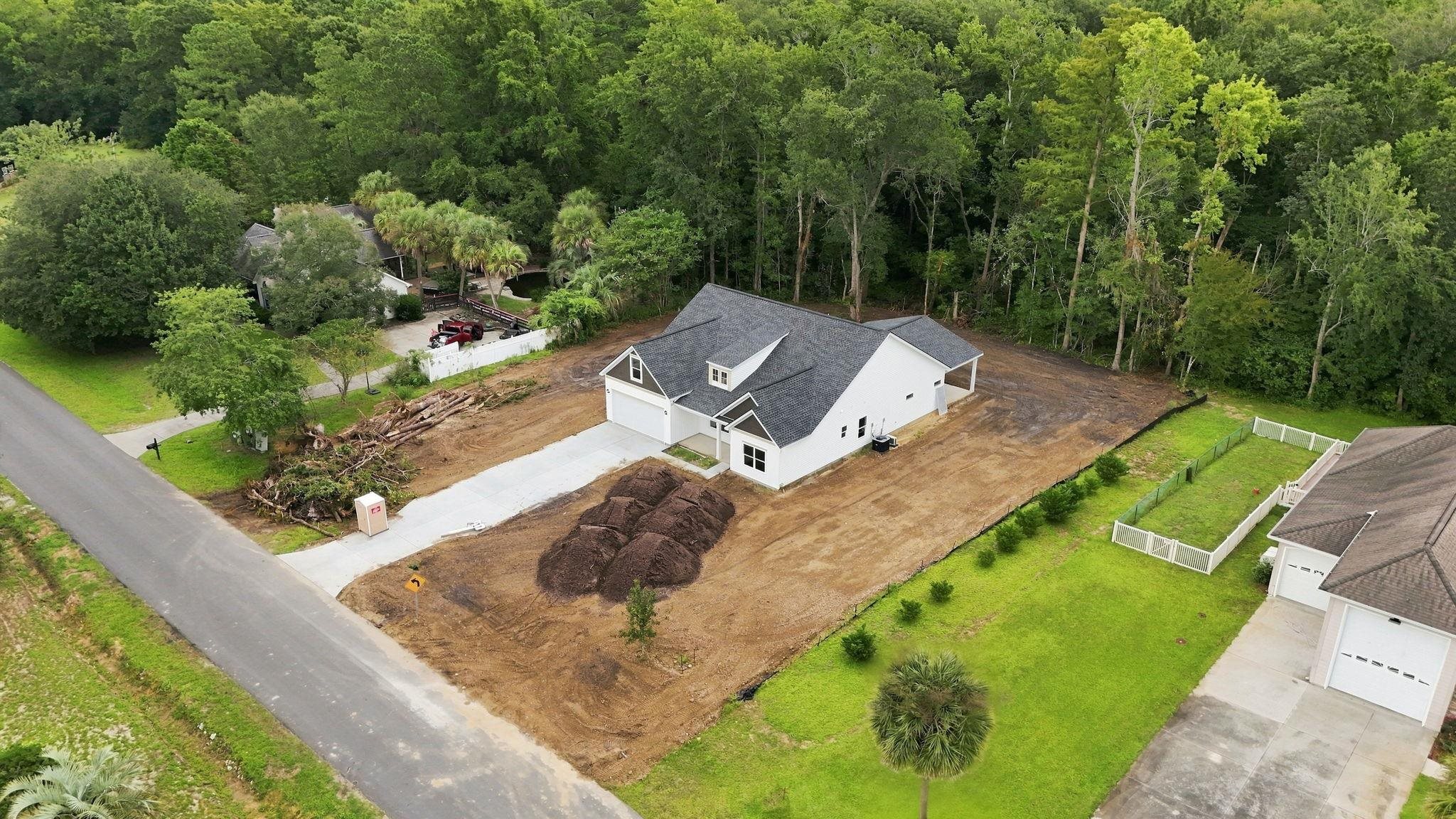 2033 Meadowood Ln. Property Photo 2