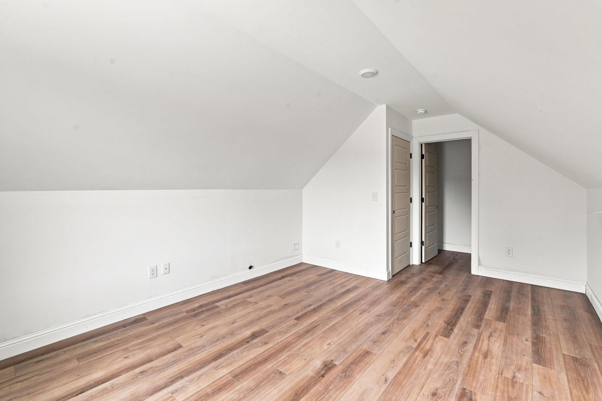 2033 Meadowood Ln. Property Photo 23