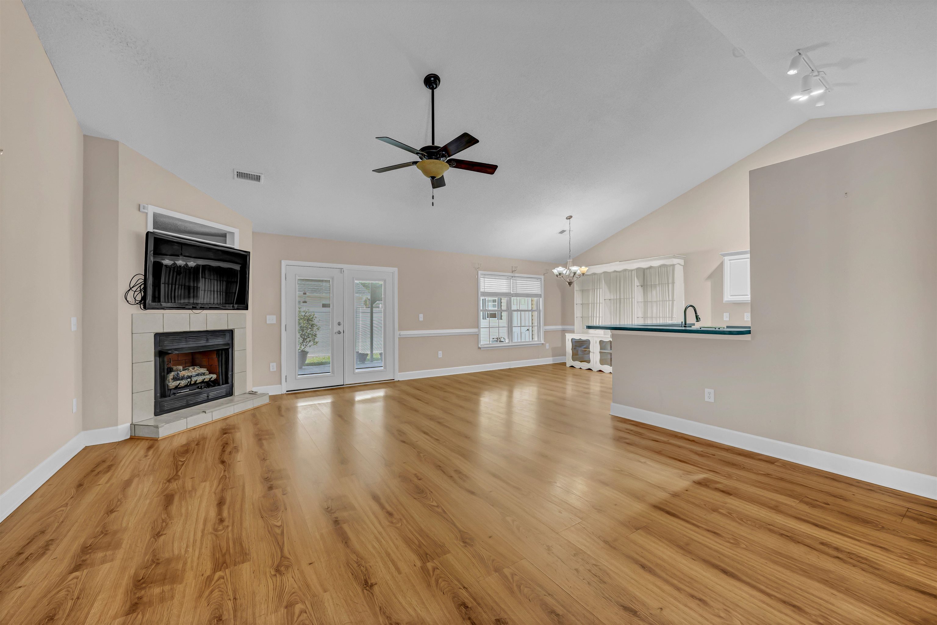 512 Hyacinth Dr. Property Photo 7