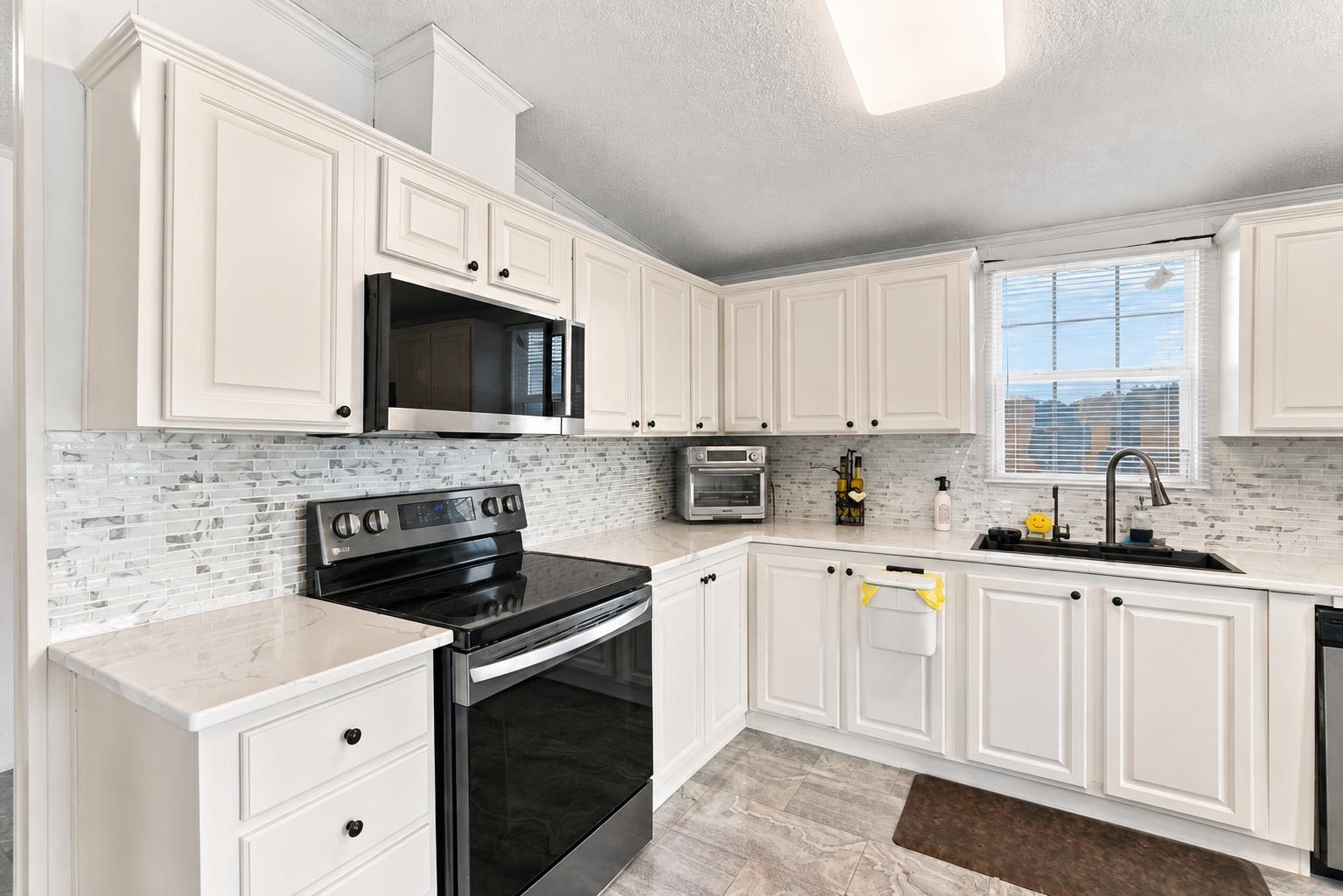 6284 Donahue Dr. Property Photo 4