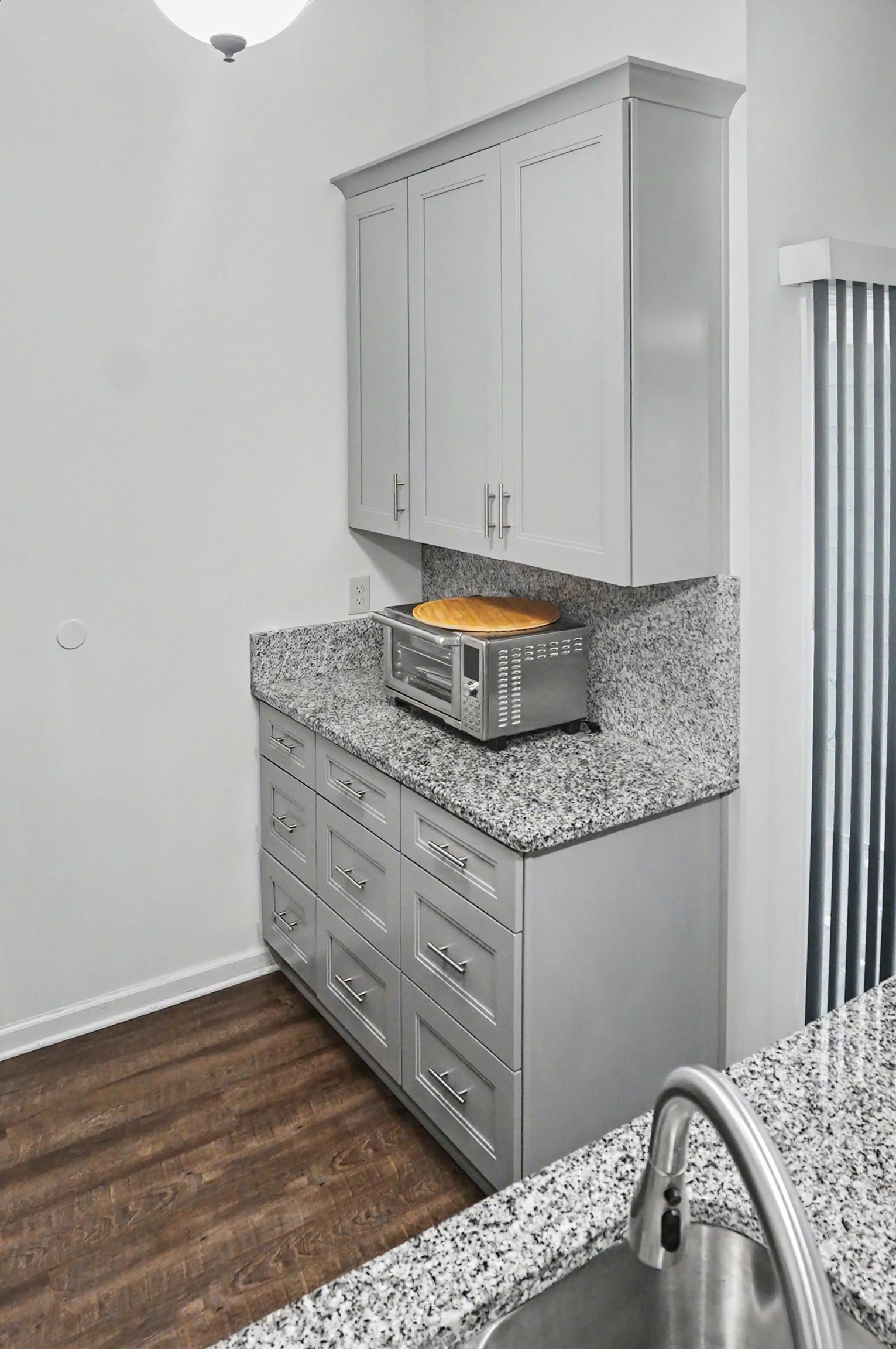 1010 Charles St. Property Photo 9