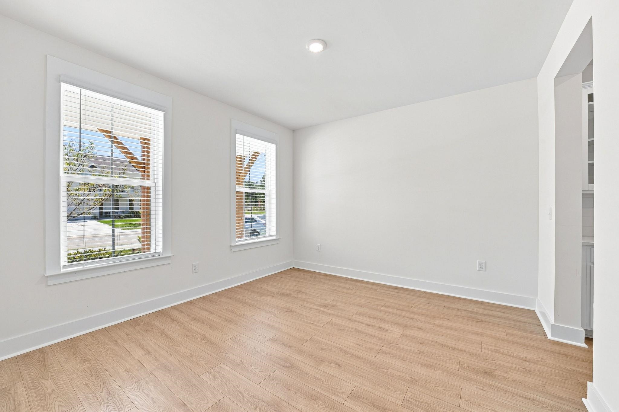 3084 Claredon St Property Photo 6