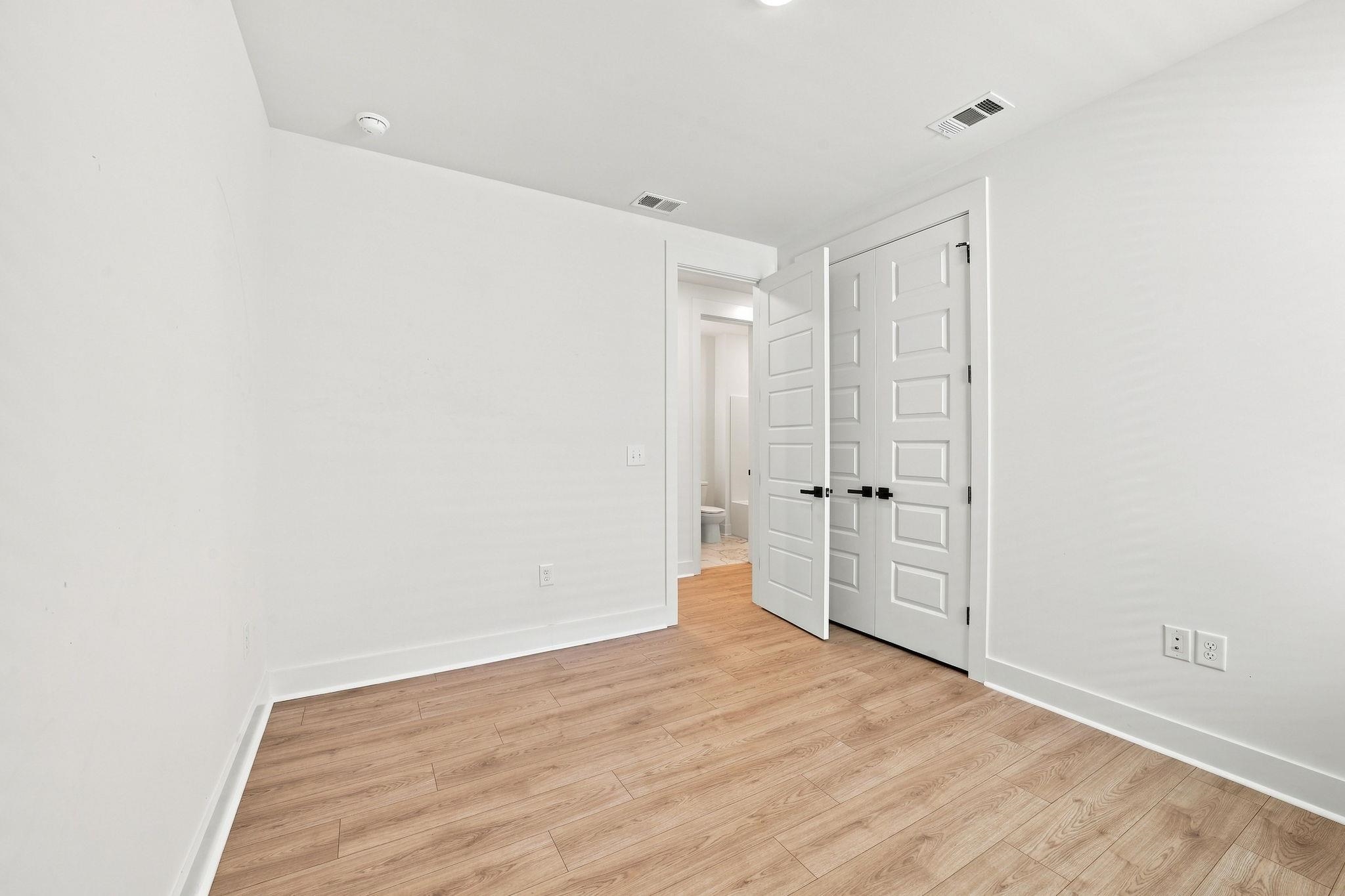 3084 Claredon St Property Photo 23