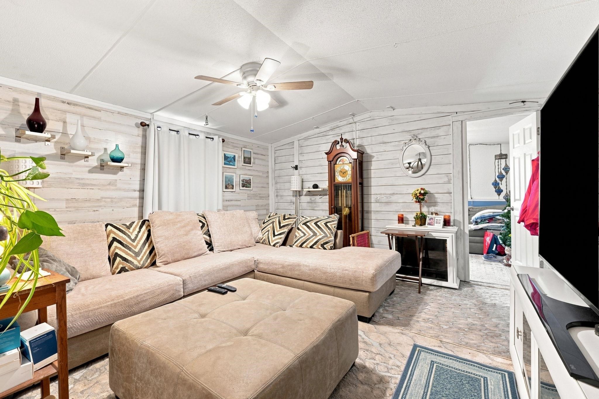 2732 Libra Dr. Property Photo 4