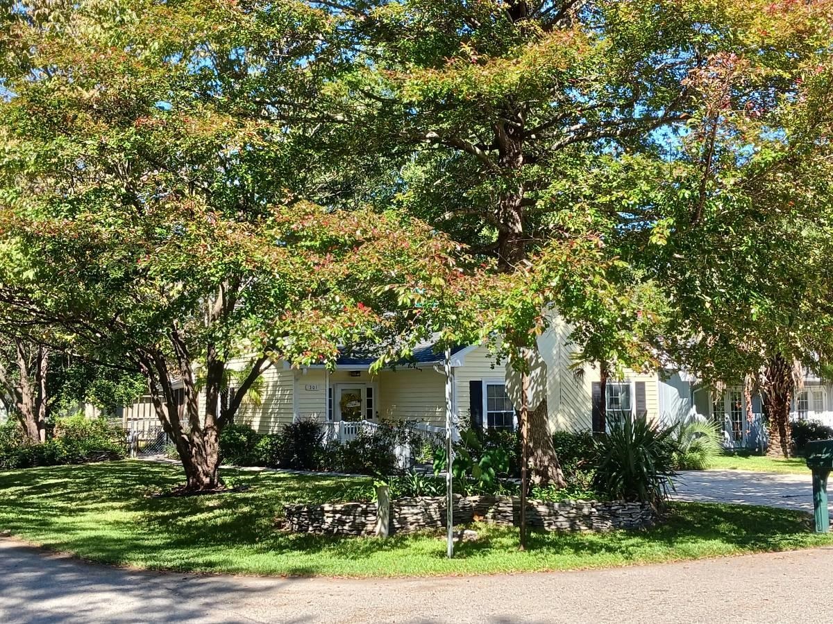 301 Stratford Pl. Property Photo 2