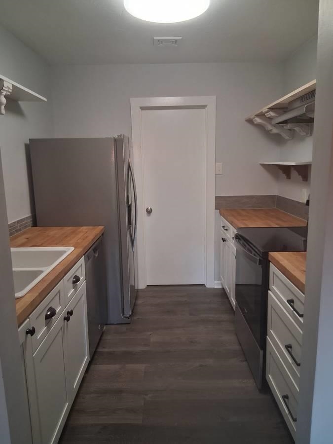 301 Stratford Pl. Property Photo 8