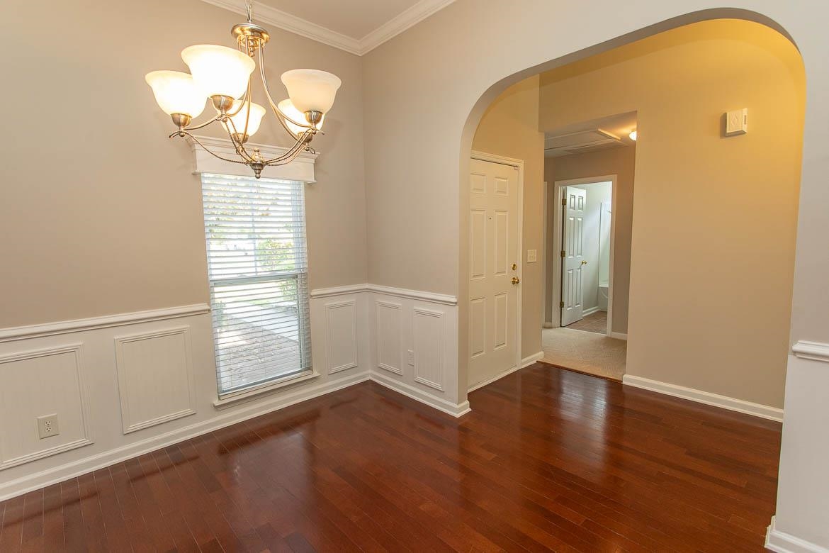 384 Esher Ct. Property Photo 6
