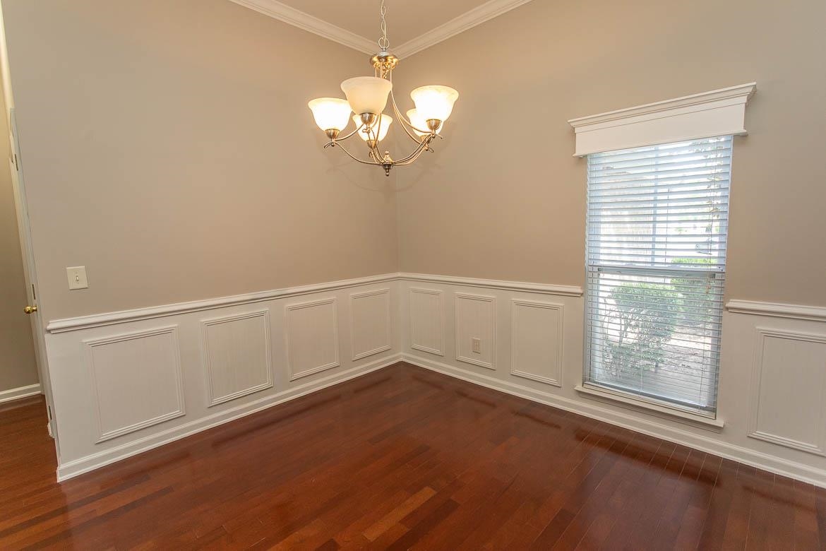 384 Esher Ct. Property Photo 7