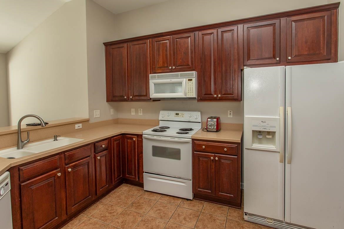 384 Esher Ct. Property Photo 17