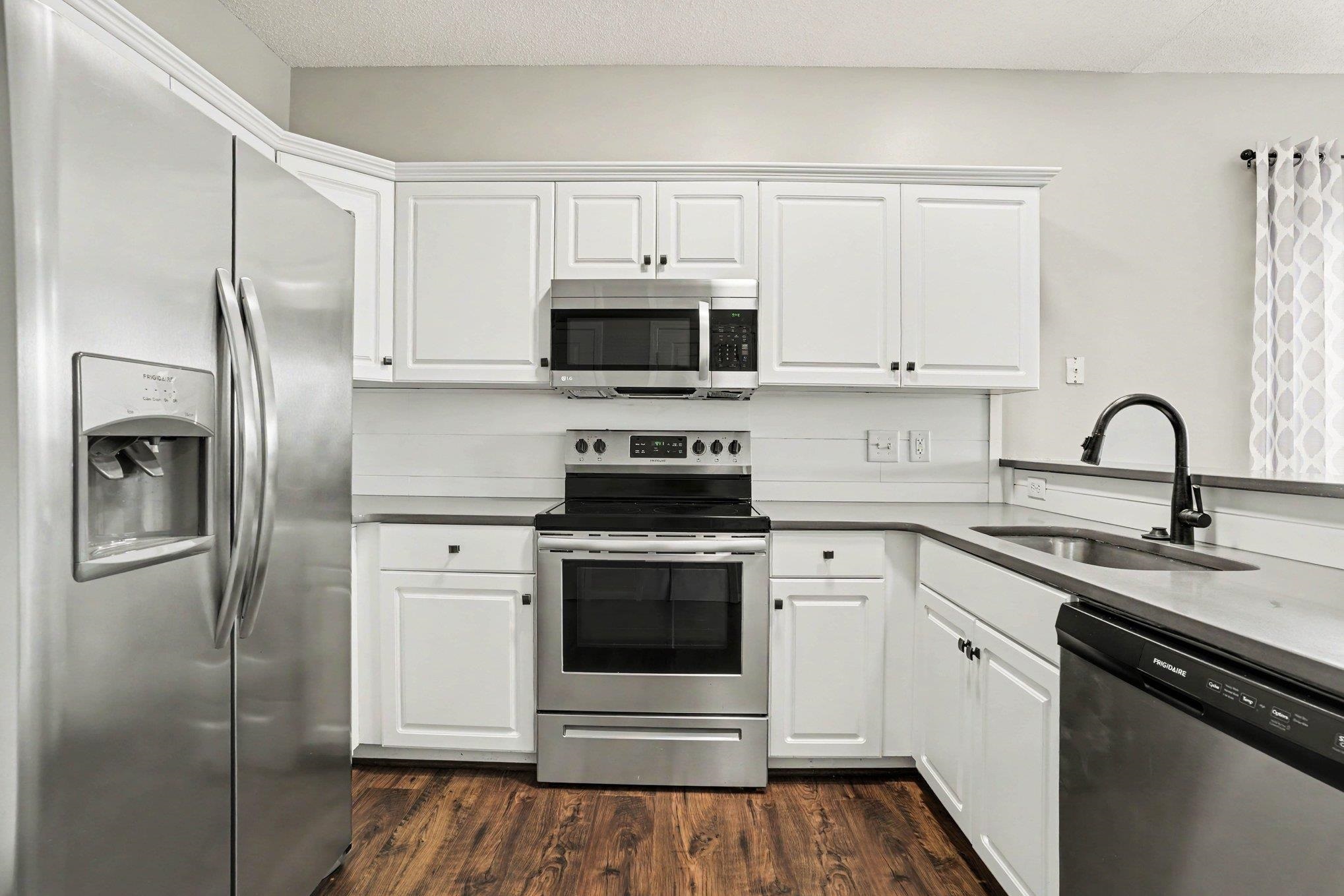 2020 Cross Gate Blvd. Property Photo 6