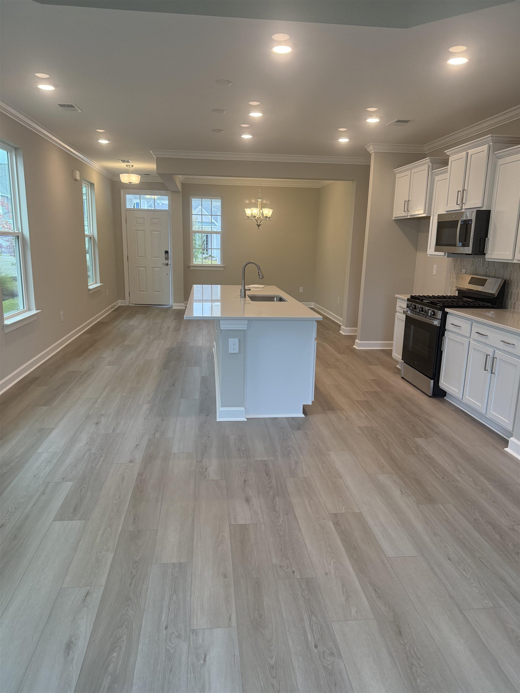 1241 Saxon Ct. Property Photo 3