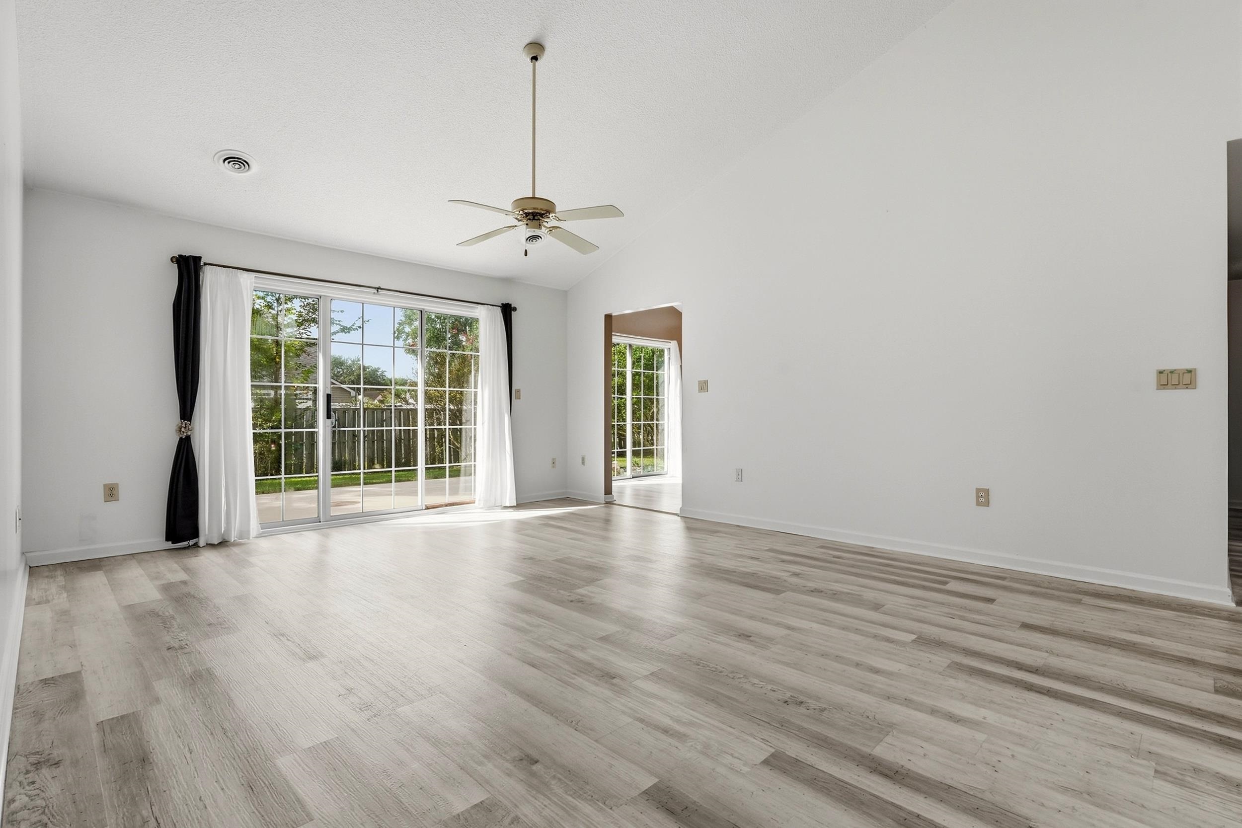 3943 Lochview Dr. Property Photo 3