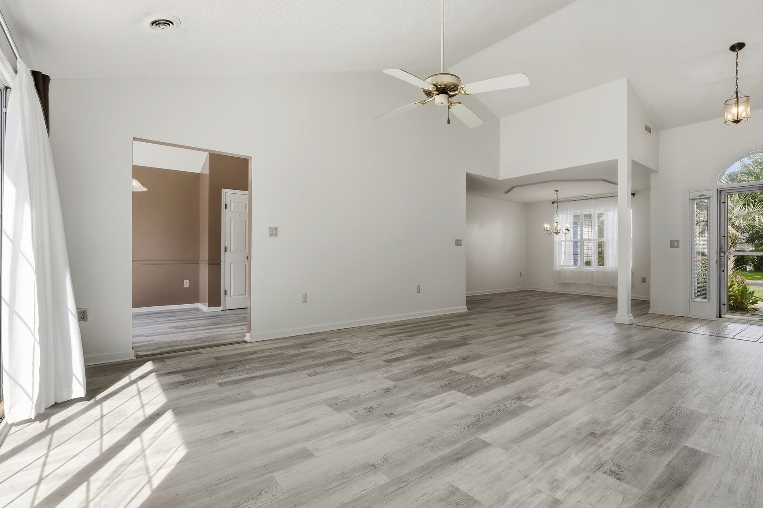 3943 Lochview Dr. Property Photo 4
