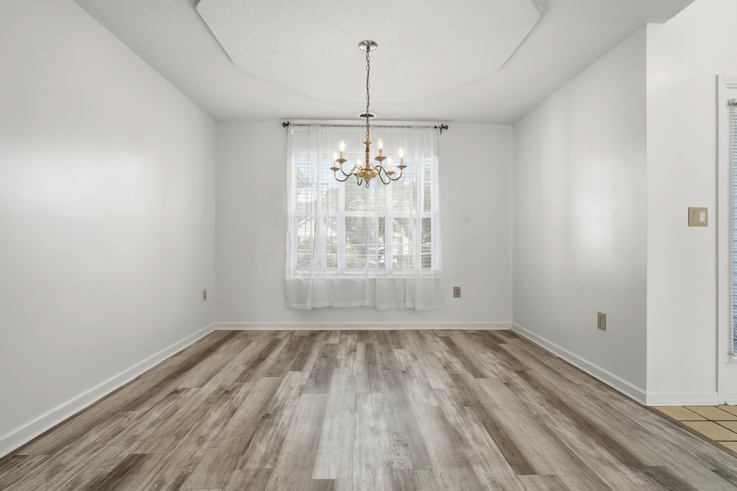 3943 Lochview Dr. Property Photo 5