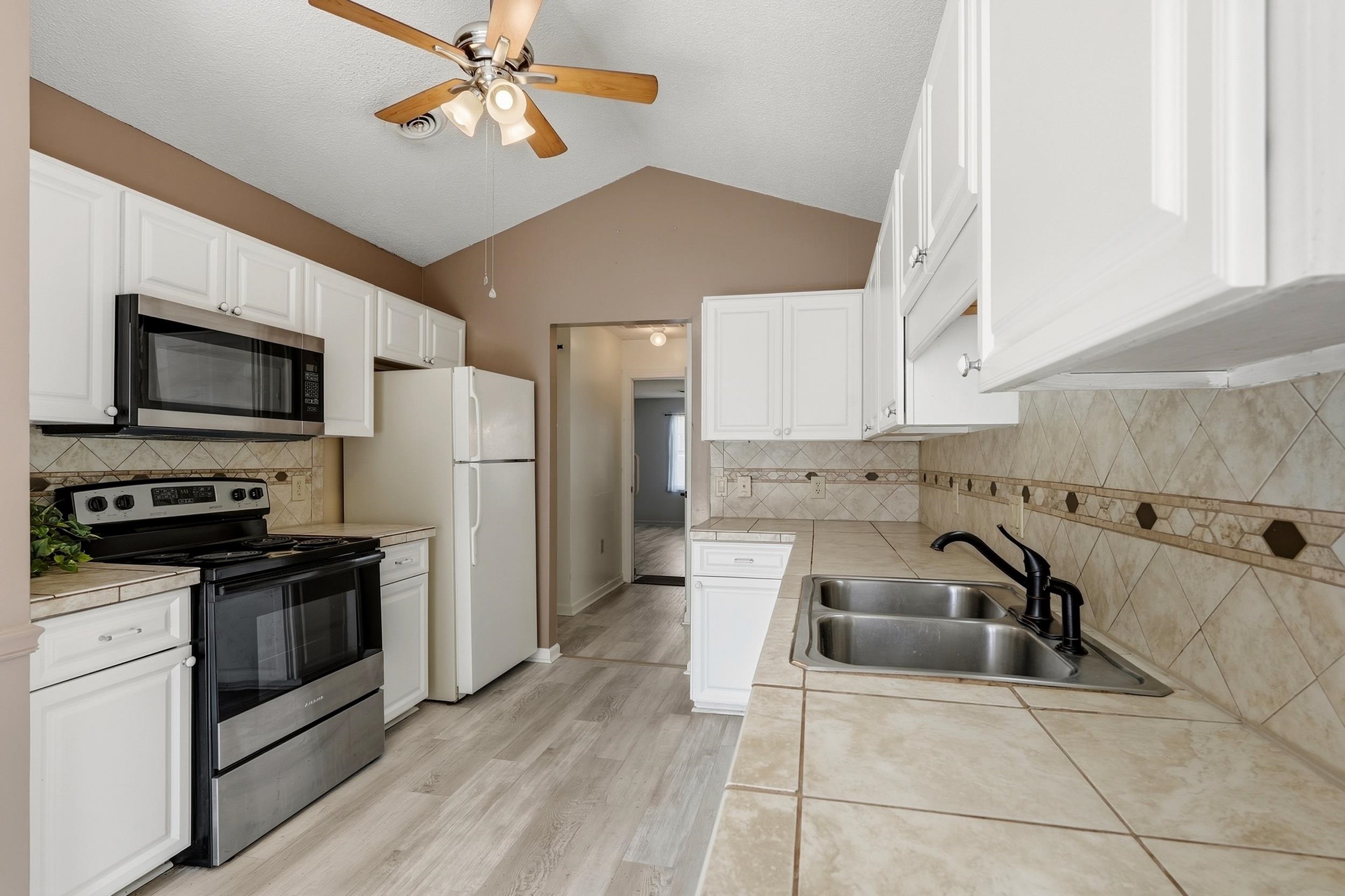 3943 Lochview Dr. Property Photo 9