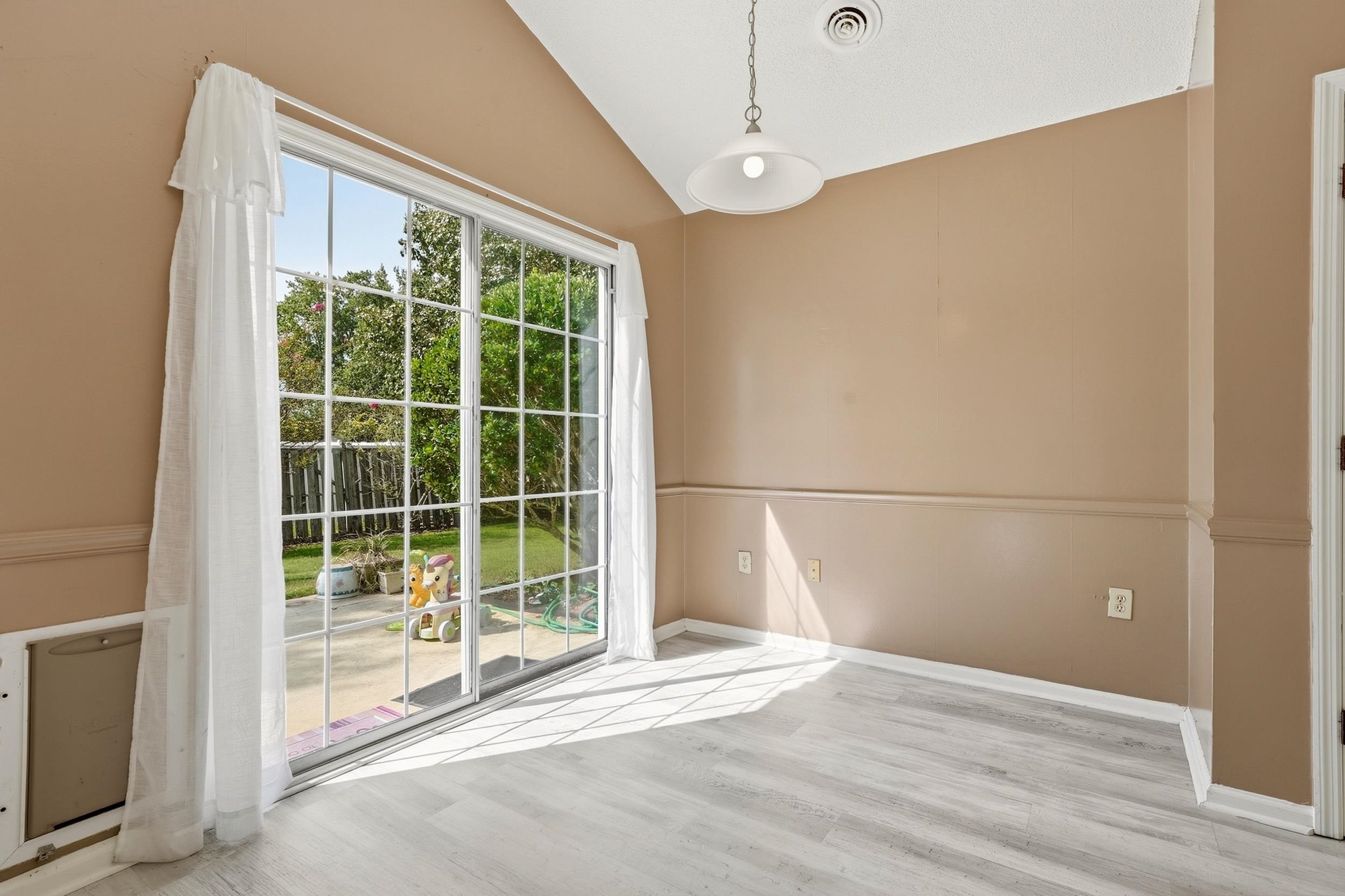 3943 Lochview Dr. Property Photo 10