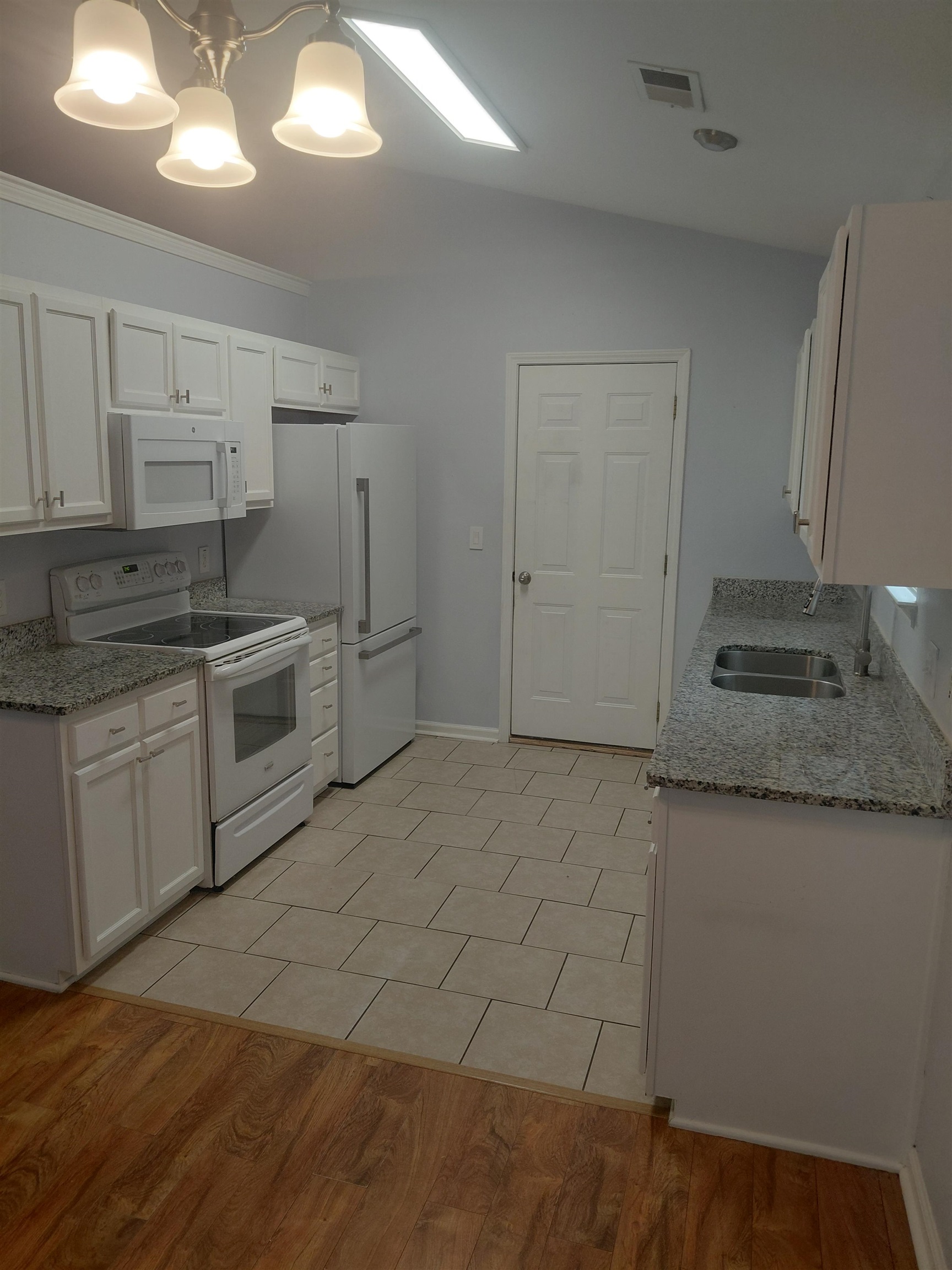 904 Silvercrest Dr. Property Photo 5