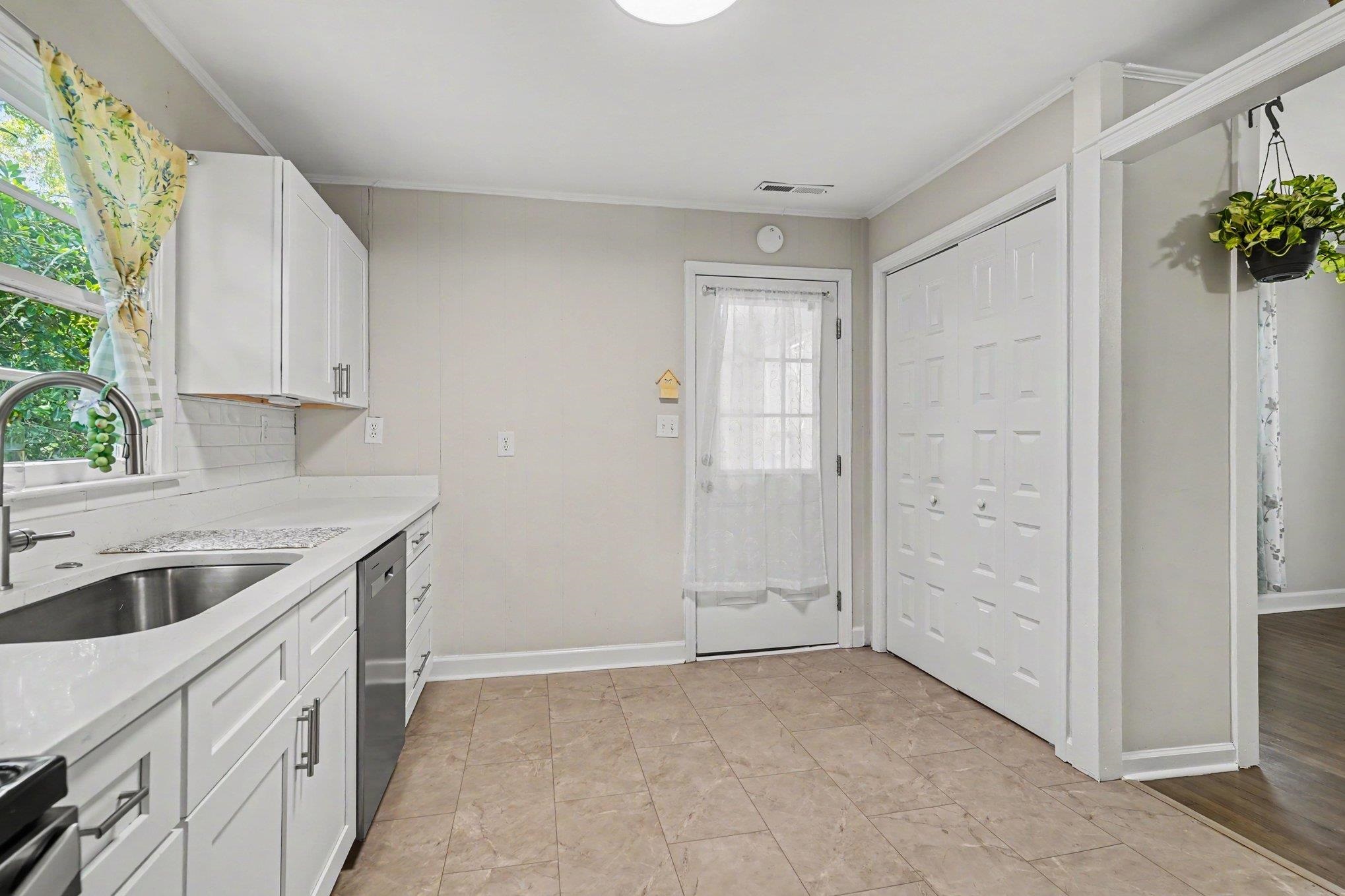 801 - B Bay St. Property Photo 7