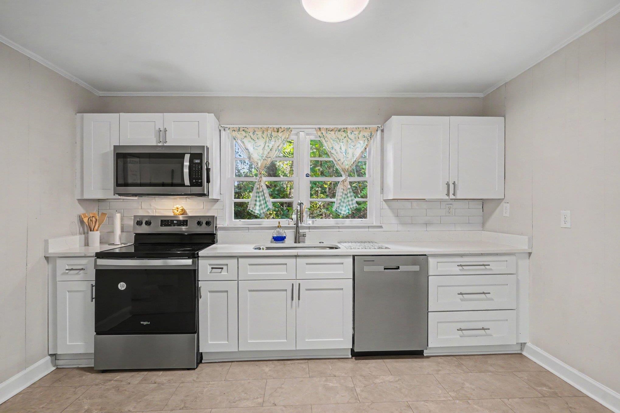 801 - B Bay St. Property Photo 9